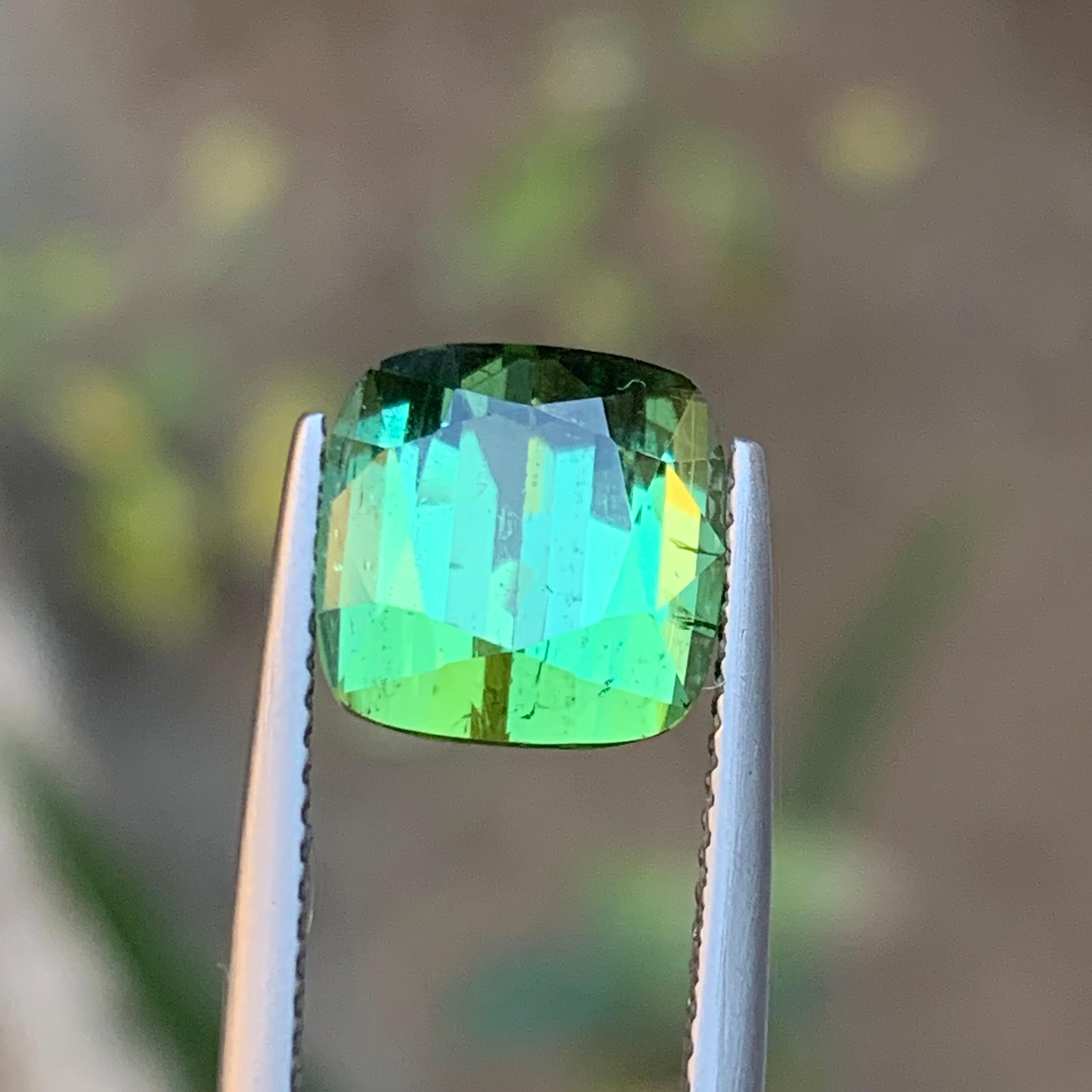 Contemporaneo Ciondolo ad anello con tormalina naturale verde vibrante, gemma sciolta da 4,70 carati con taglio a cuscino in vendita