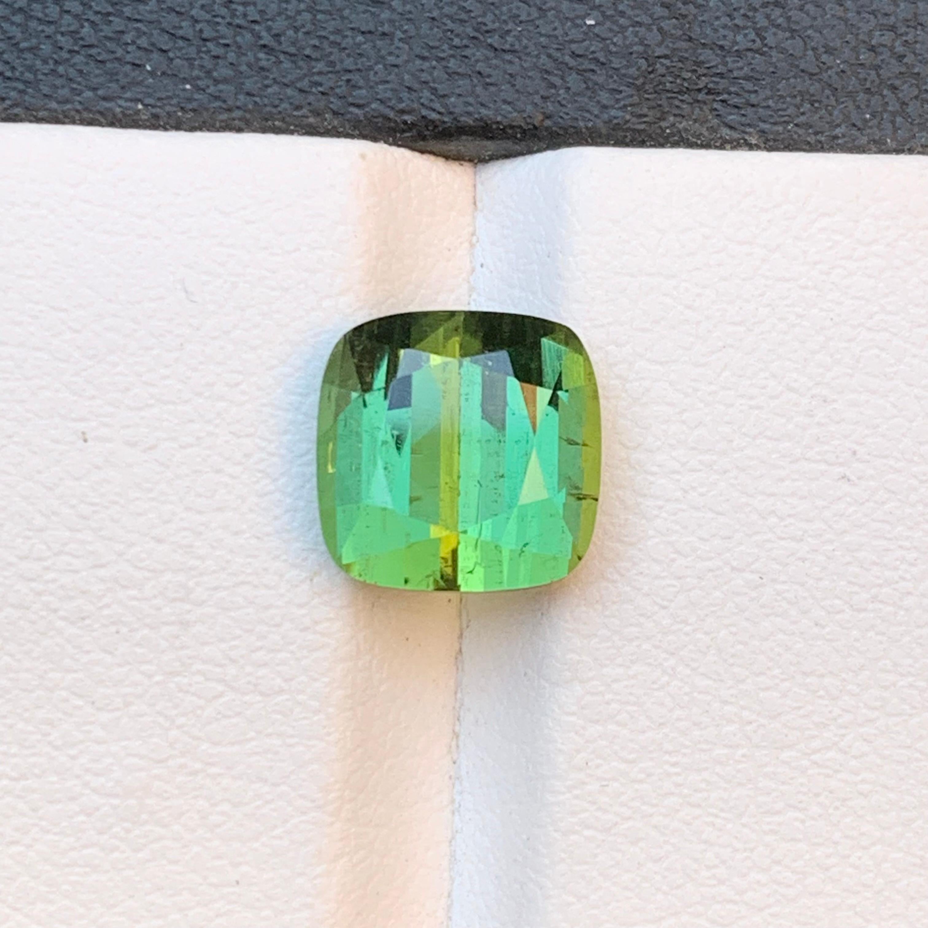 Taglio cuscino Ciondolo ad anello con tormalina naturale verde vibrante, gemma sciolta da 4,70 carati con taglio a cuscino in vendita