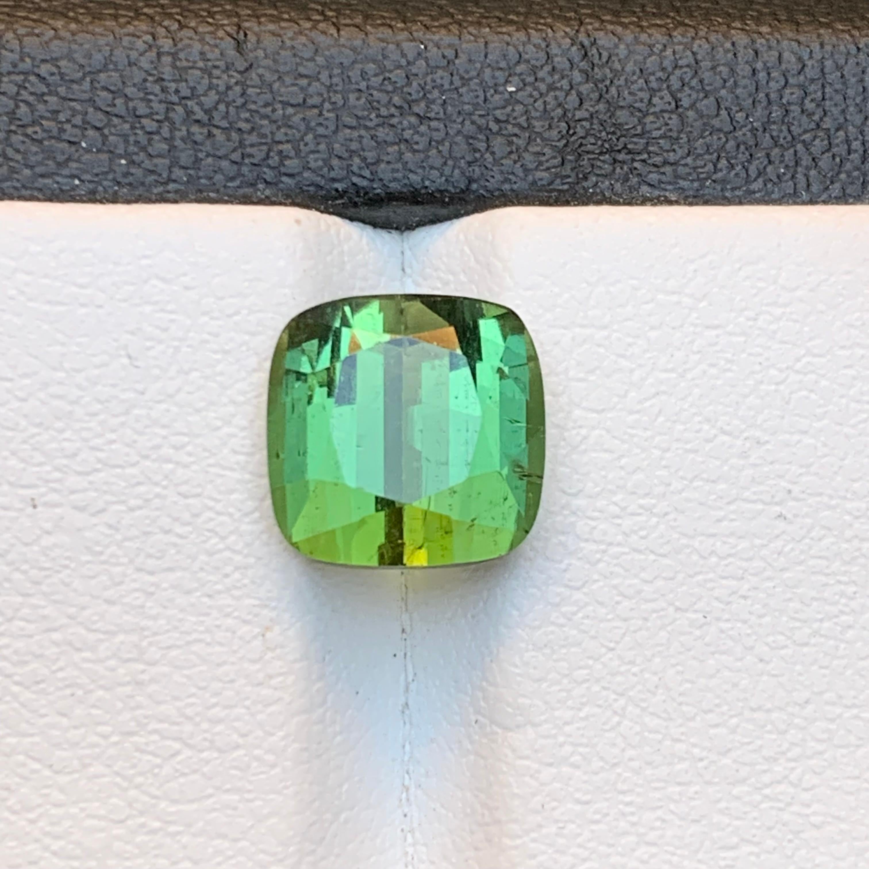 da uomo o donna Ciondolo ad anello con tormalina naturale verde vibrante, gemma sciolta da 4,70 carati con taglio a cuscino in vendita