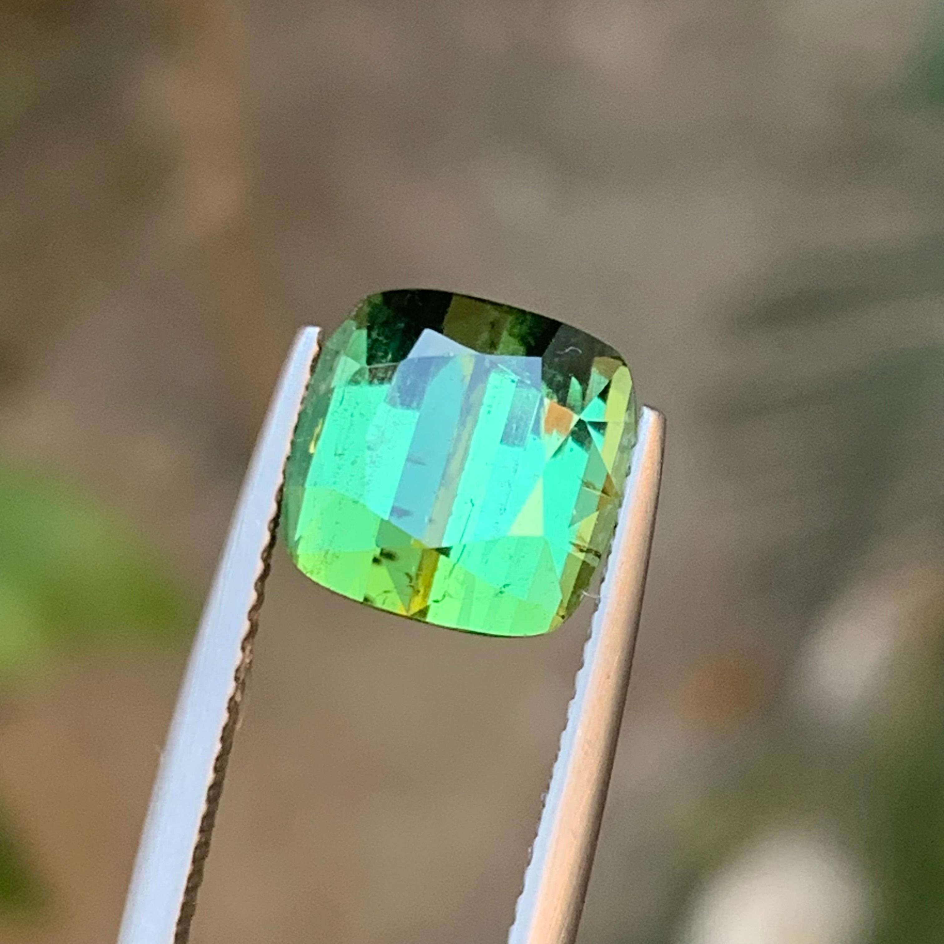 Ciondolo ad anello con tormalina naturale verde vibrante, gemma sciolta da 4,70 carati con taglio a cuscino in vendita 1