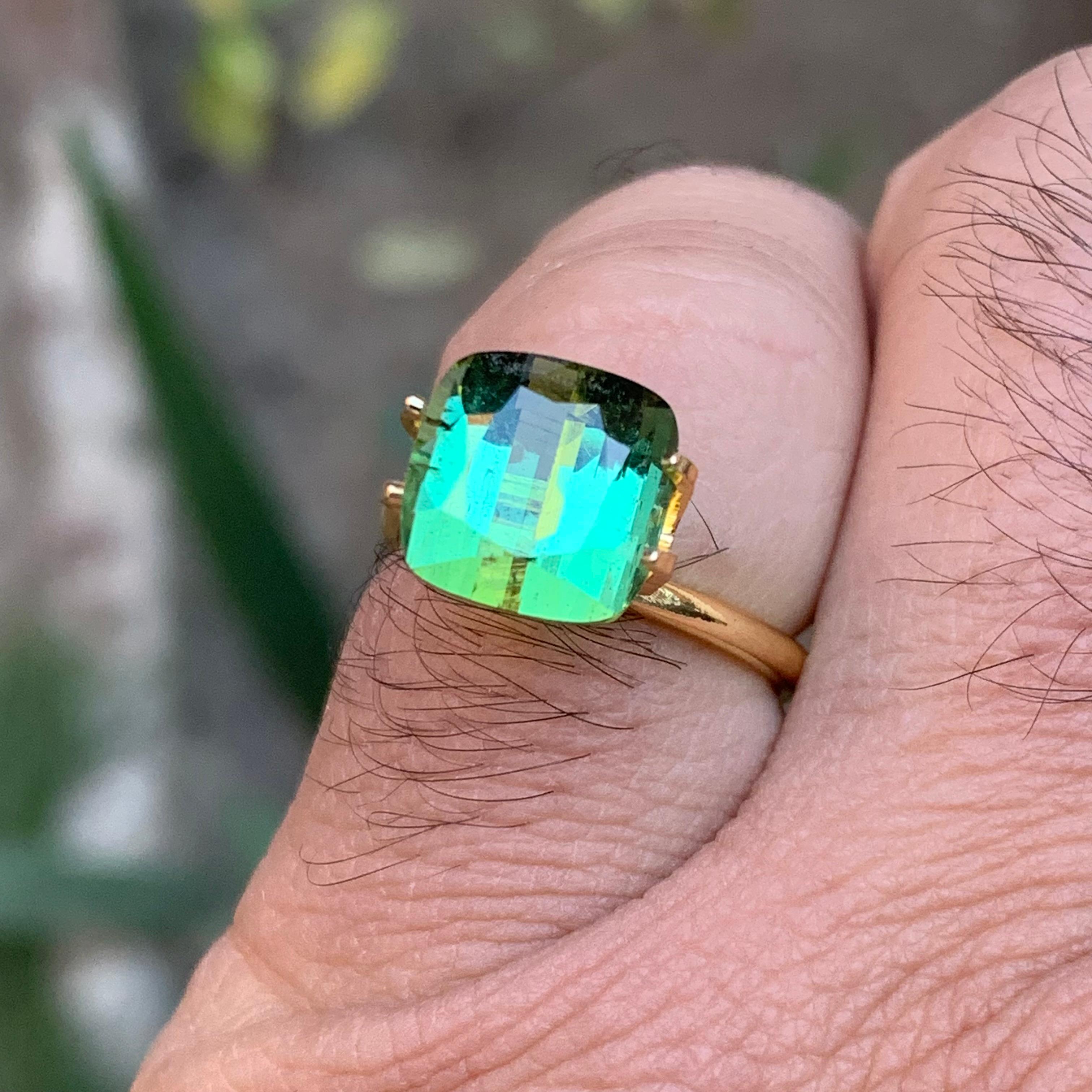 Ciondolo ad anello con tormalina naturale verde vibrante, gemma sciolta da 4,70 carati con taglio a cuscino in vendita 2