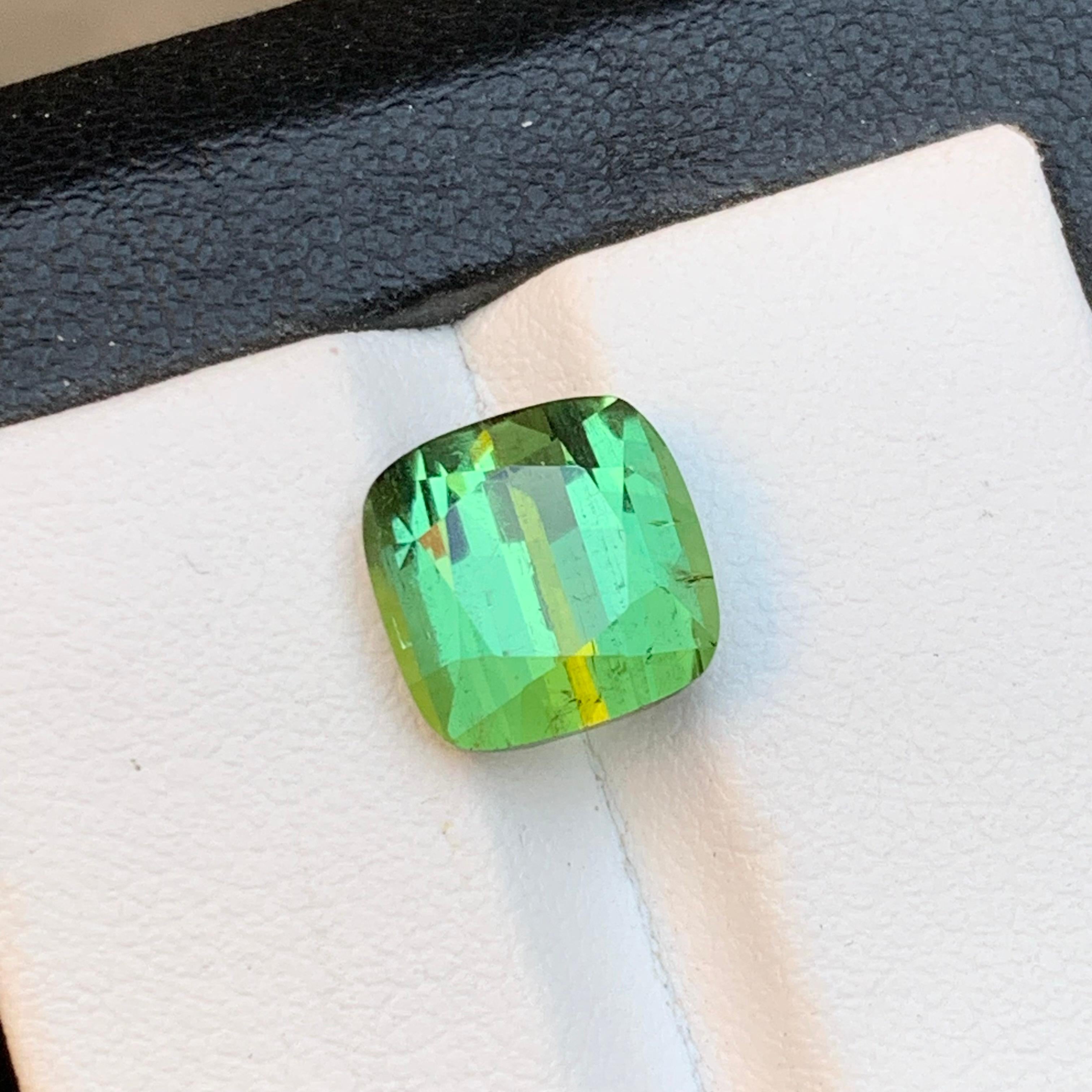 Ciondolo ad anello con tormalina naturale verde vibrante, gemma sciolta da 4,70 carati con taglio a cuscino in vendita 3