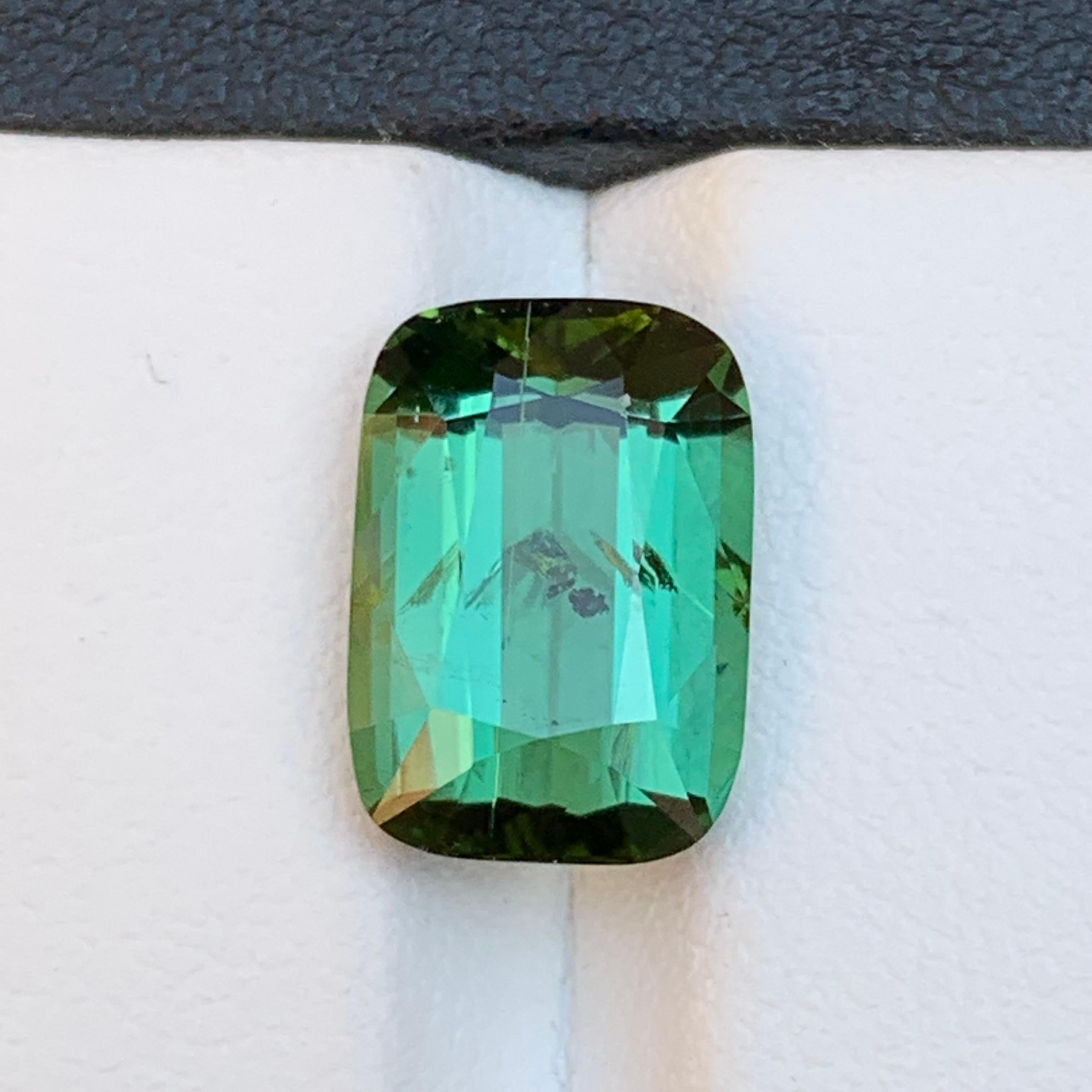 Taglio cuscino Ciondolo ad anello con tormalina naturale verde vibrante, gemma sciolta da 5.40 carati con taglio a cuscino in vendita