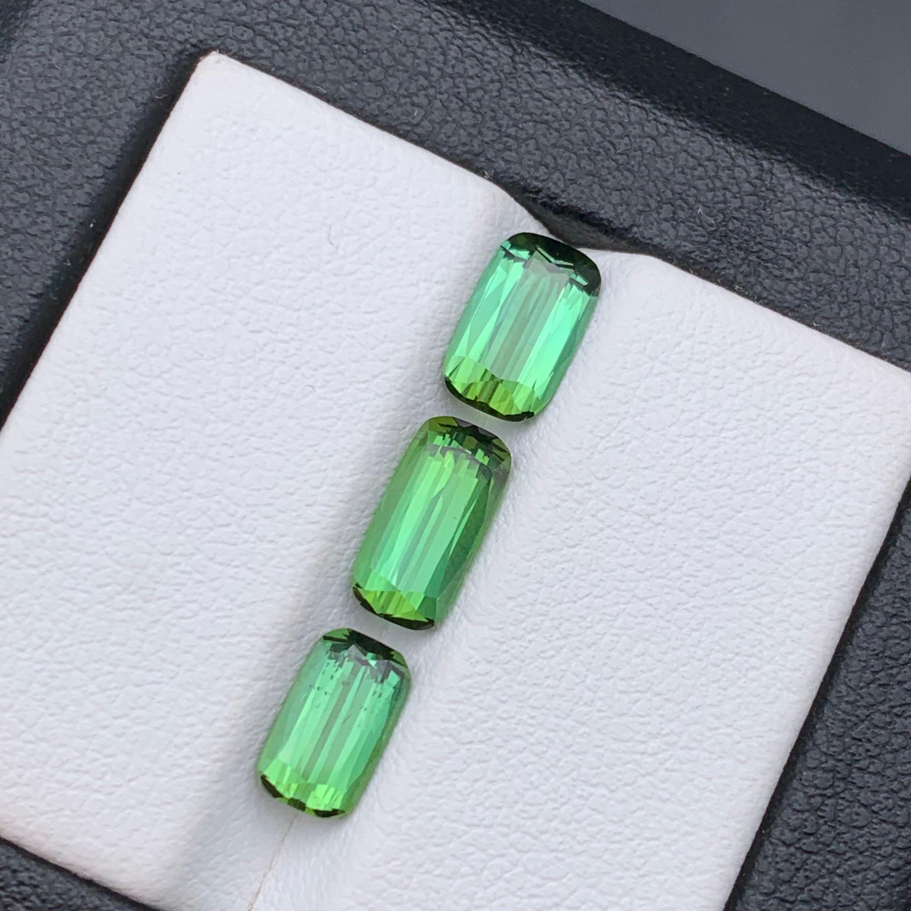 Bague et pendentif en tourmaline naturelle verte vibrante, pierres précieuses non serties Lot 3,70 carats en vente 4