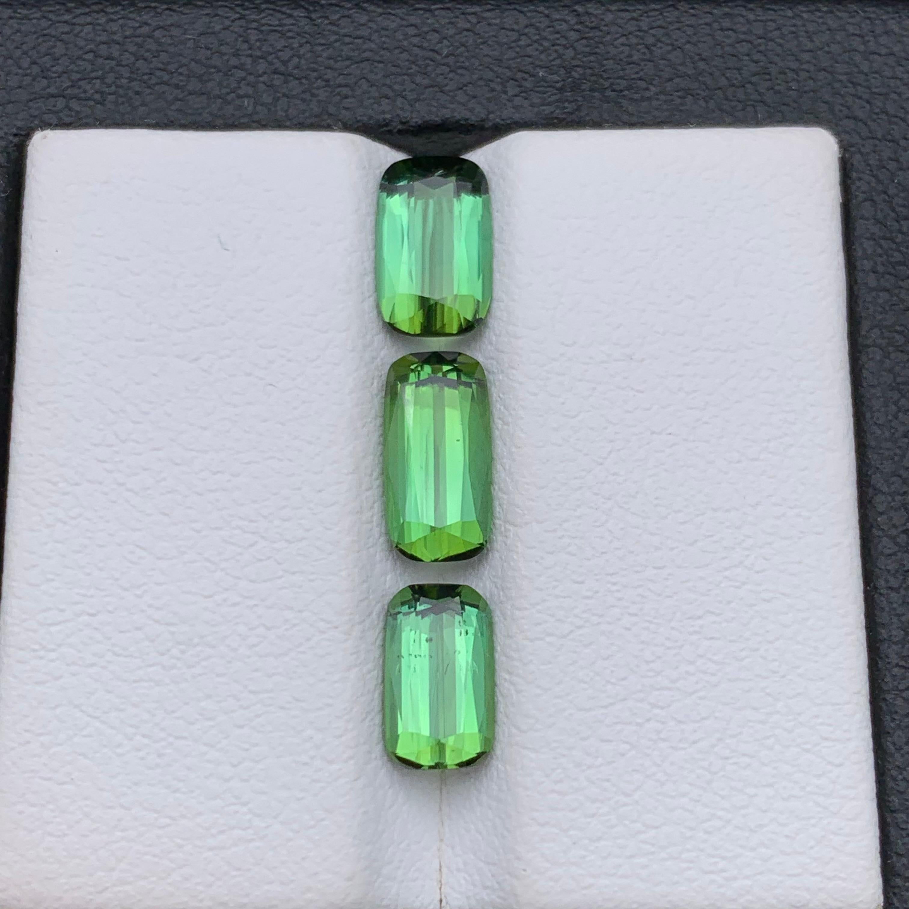 Contemporain Bague et pendentif en tourmaline naturelle verte vibrante, pierres précieuses non serties Lot 3,70 carats en vente