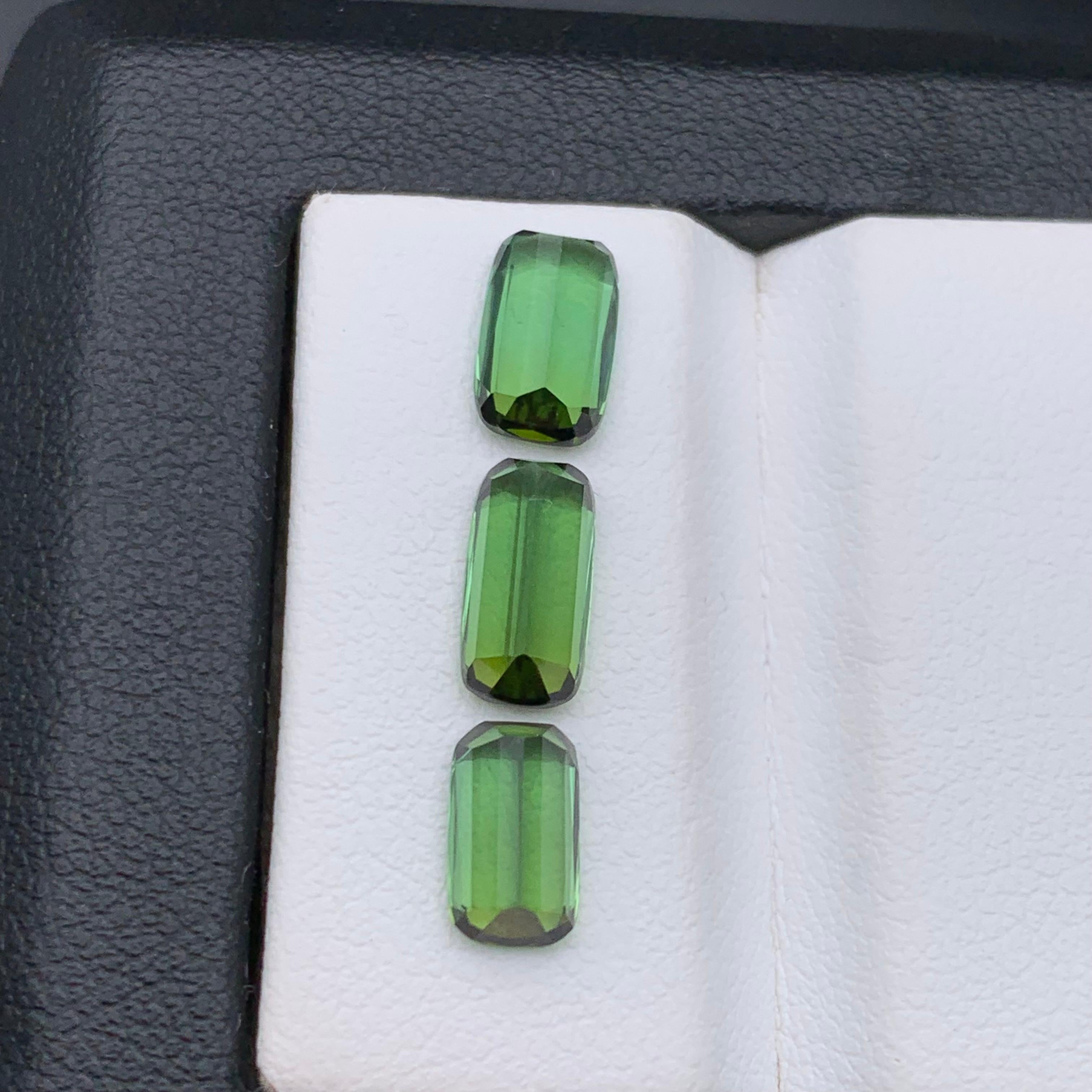 Bague et pendentif en tourmaline naturelle verte vibrante, pierres précieuses non serties Lot 3,70 carats Unisexe en vente