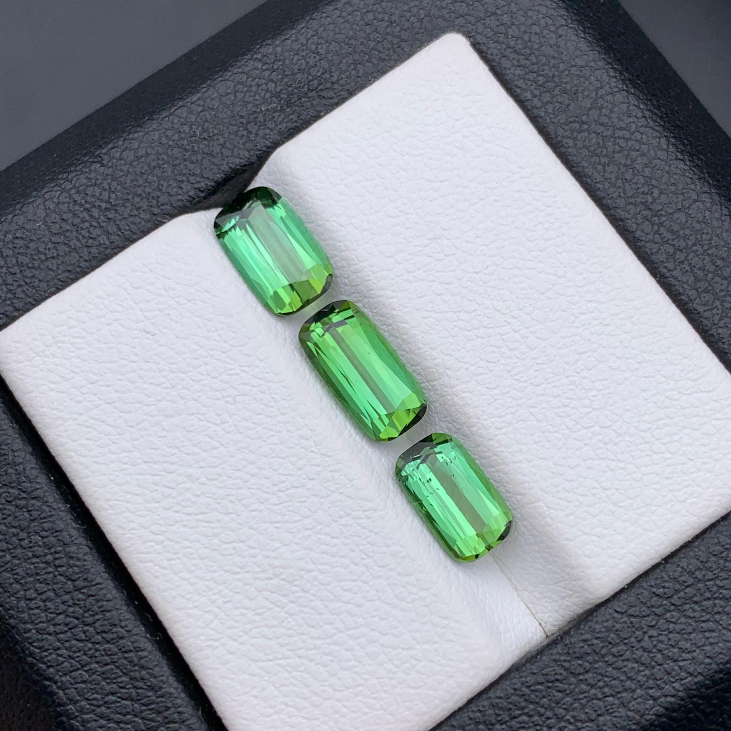 Bague et pendentif en tourmaline naturelle verte vibrante, pierres précieuses non serties Lot 3,70 carats en vente 1