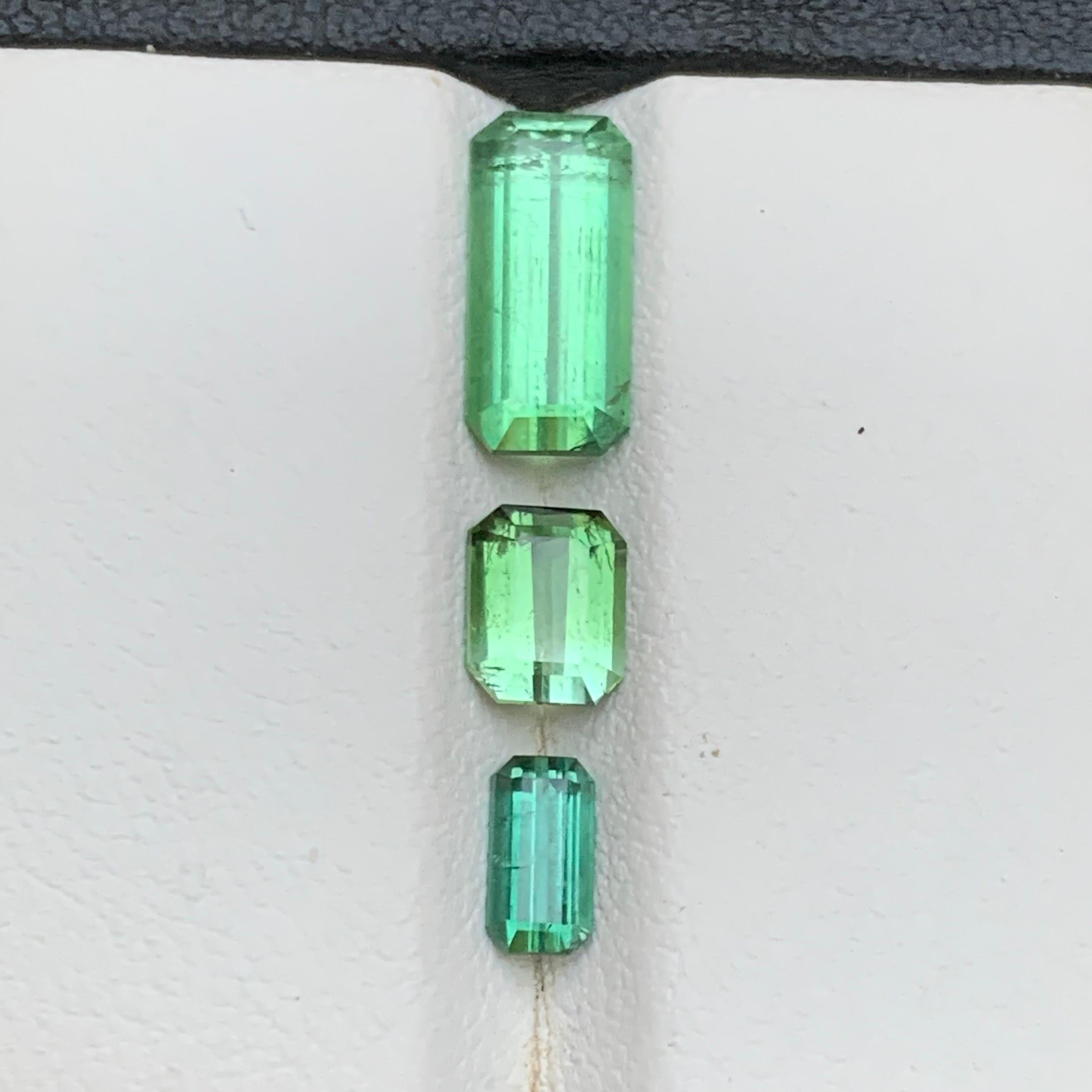 Turmalina verde vibrante 3,35 ct Corte esmeralda Piedra suelta en paquete para joyería Contemporáneo en venta