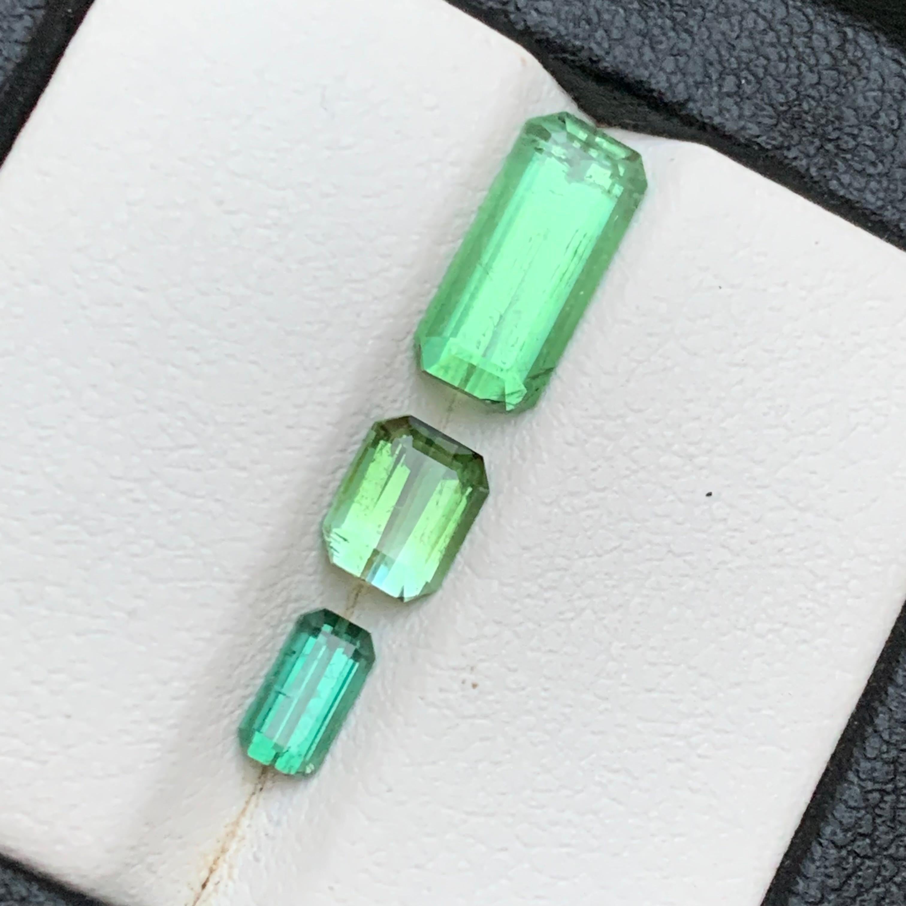 Turmalina verde vibrante 3,35 ct Corte esmeralda Piedra suelta en paquete para joyería en Nuevo estado para la venta en Peshawar, PK