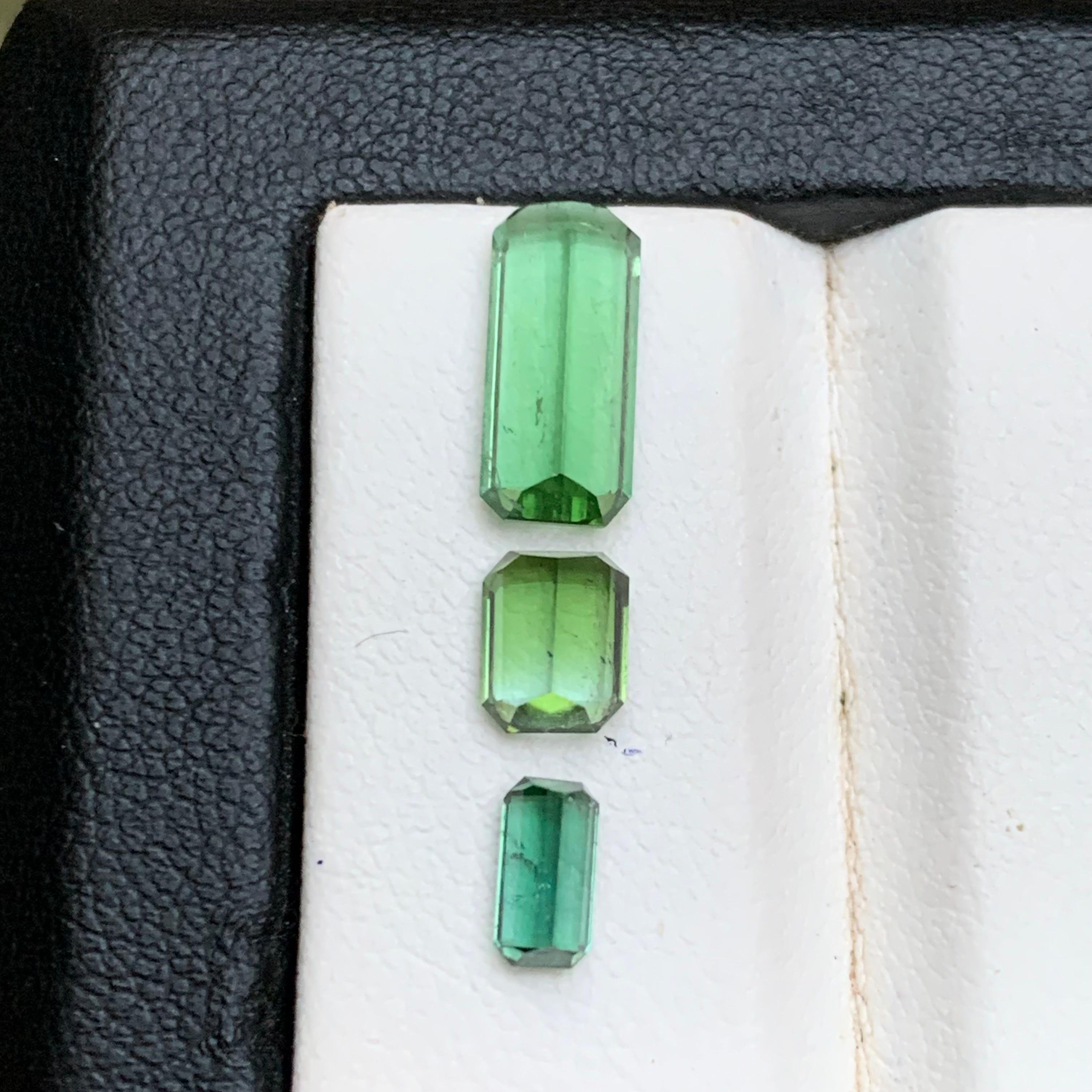 Turmalina verde vibrante 3,35 ct Corte esmeralda Piedra suelta en paquete para joyería en venta 3