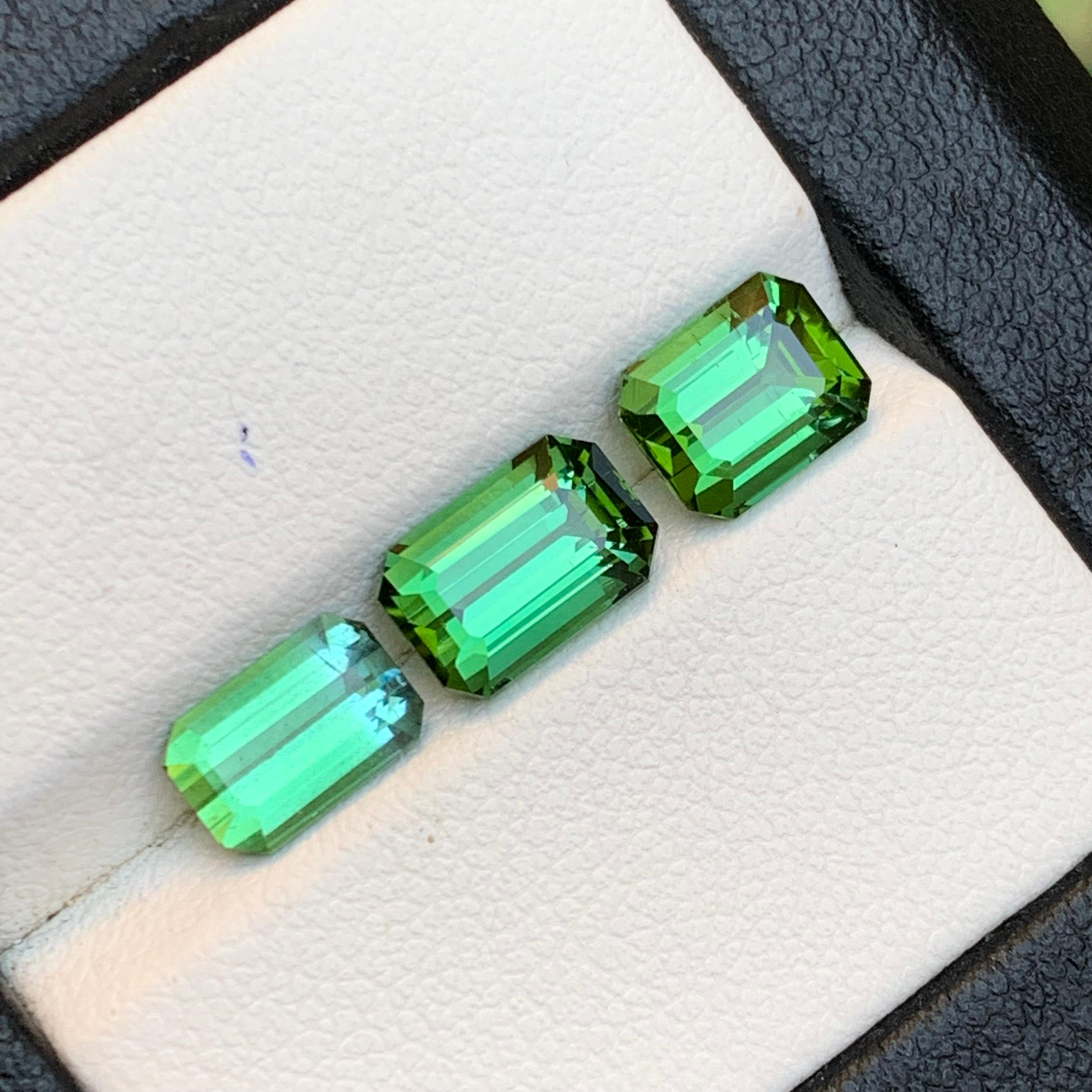 ¡¡¡Vibrante Verde Natural Turmalina Piedras Sueltas Paquete para Anillos, Pendientes, Collar Colgante, Pulsera o cualquier otro Engaste de Joyería-Corte Esmeralda de Kunar Afganistán!!!

💎 TIPO DE PIEDRA PRECIOSA: Turmalina
⚖️ PESO: 4,83
