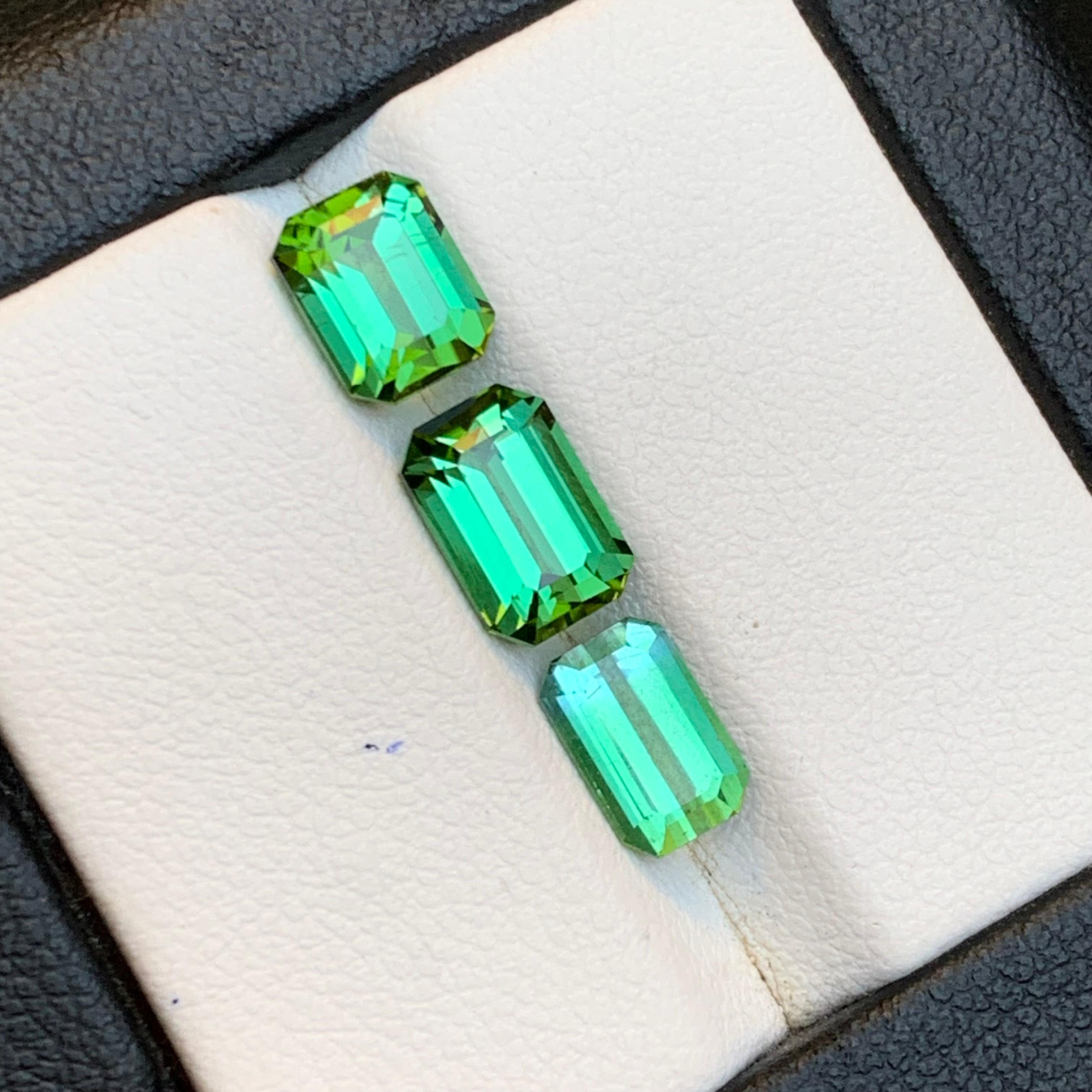 Turmalina verde vibrante 4.83 ct Corte esmeralda Piedra suelta en paquete para joyería Contemporáneo en venta