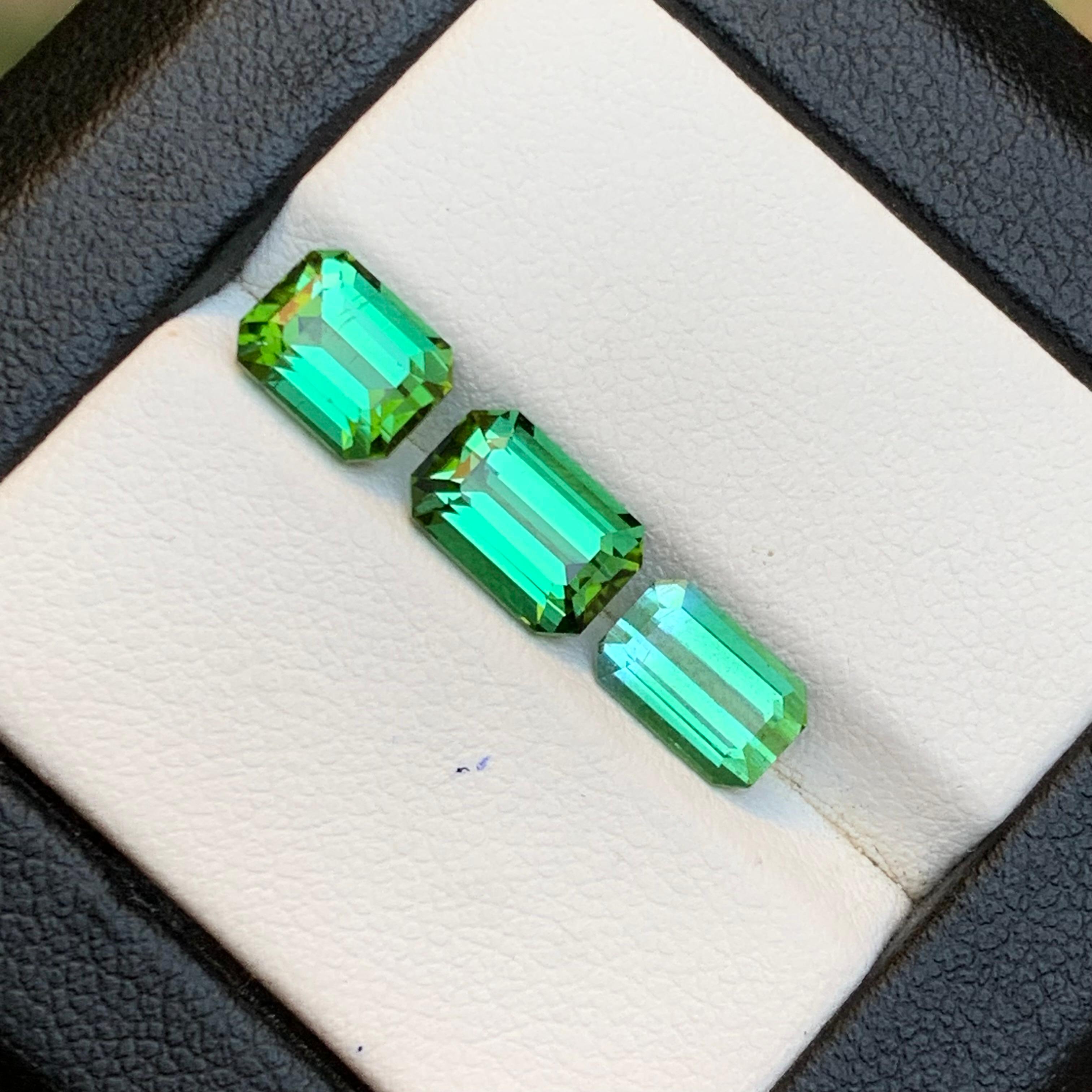 Turmalina verde vibrante 4.83 ct Corte esmeralda Piedra suelta en paquete para joyería en venta 1