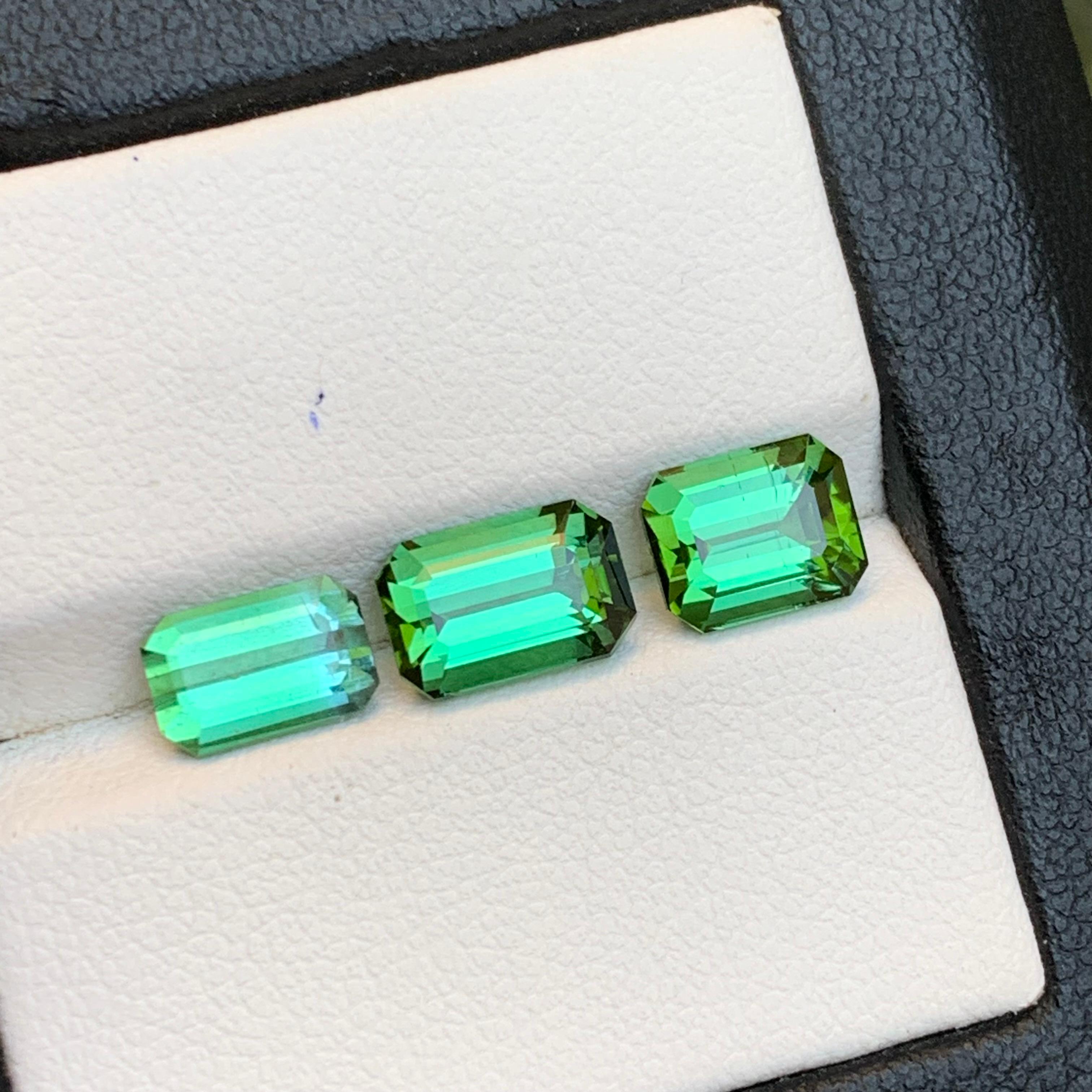 Turmalina verde vibrante 4.83 ct Corte esmeralda Piedra suelta en paquete para joyería en venta 4