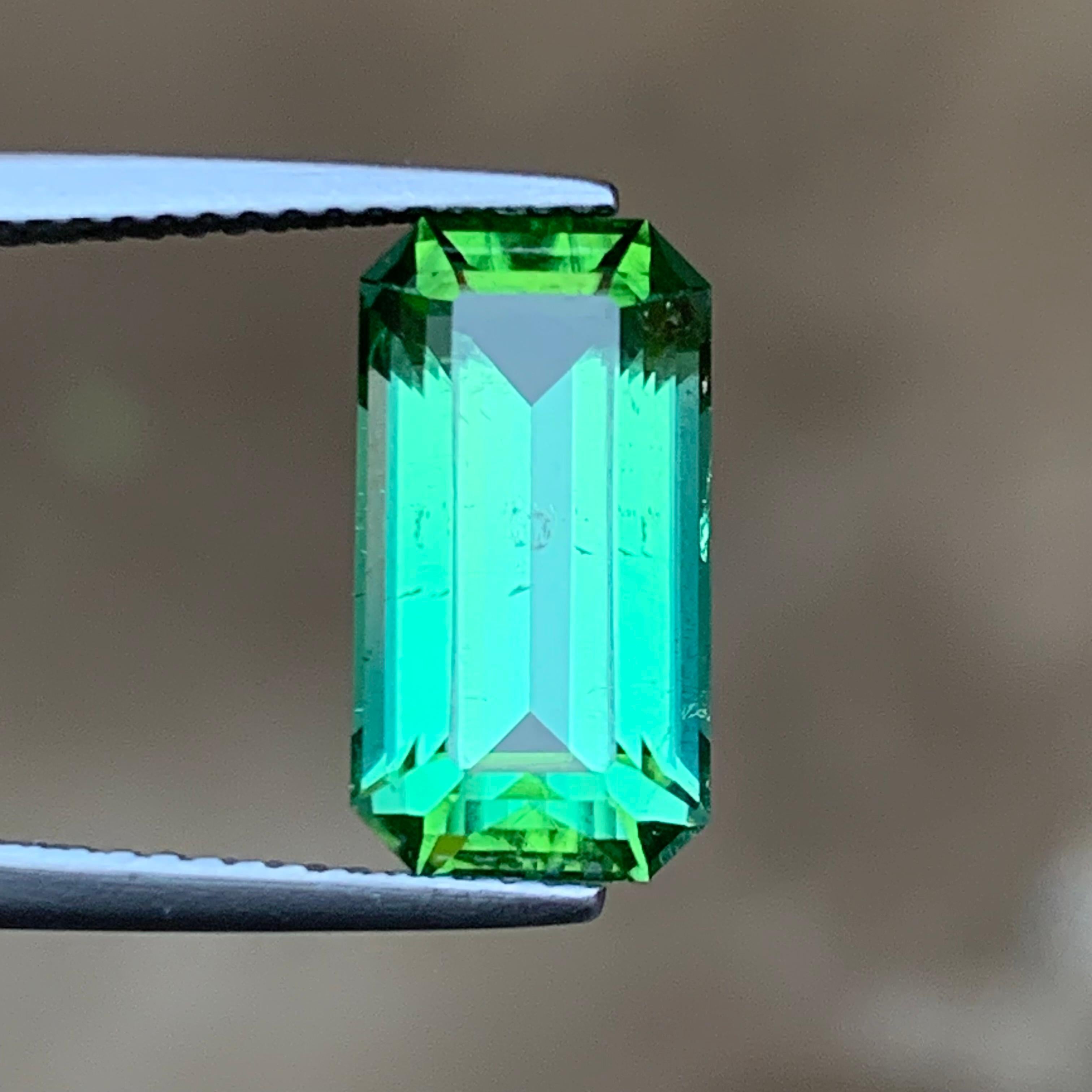 Turmalina Verde Vibrante 4,91 Quilates Talla Esmeralda Piedra Natural Suelta para Anillo Contemporáneo en venta