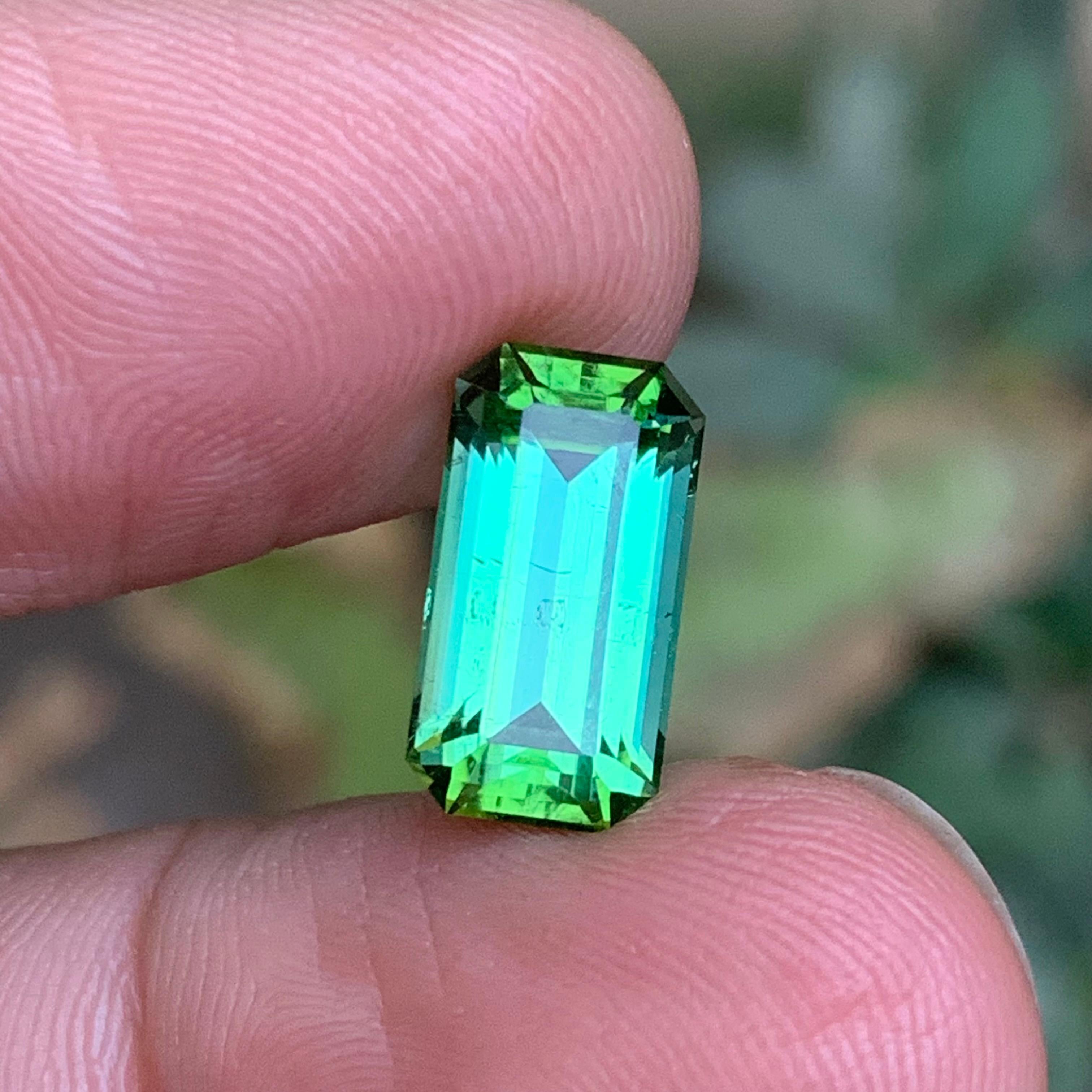 Femenino o masculino Turmalina Verde Vibrante 4,91 Quilates Talla Esmeralda Piedra Natural Suelta para Anillo en venta