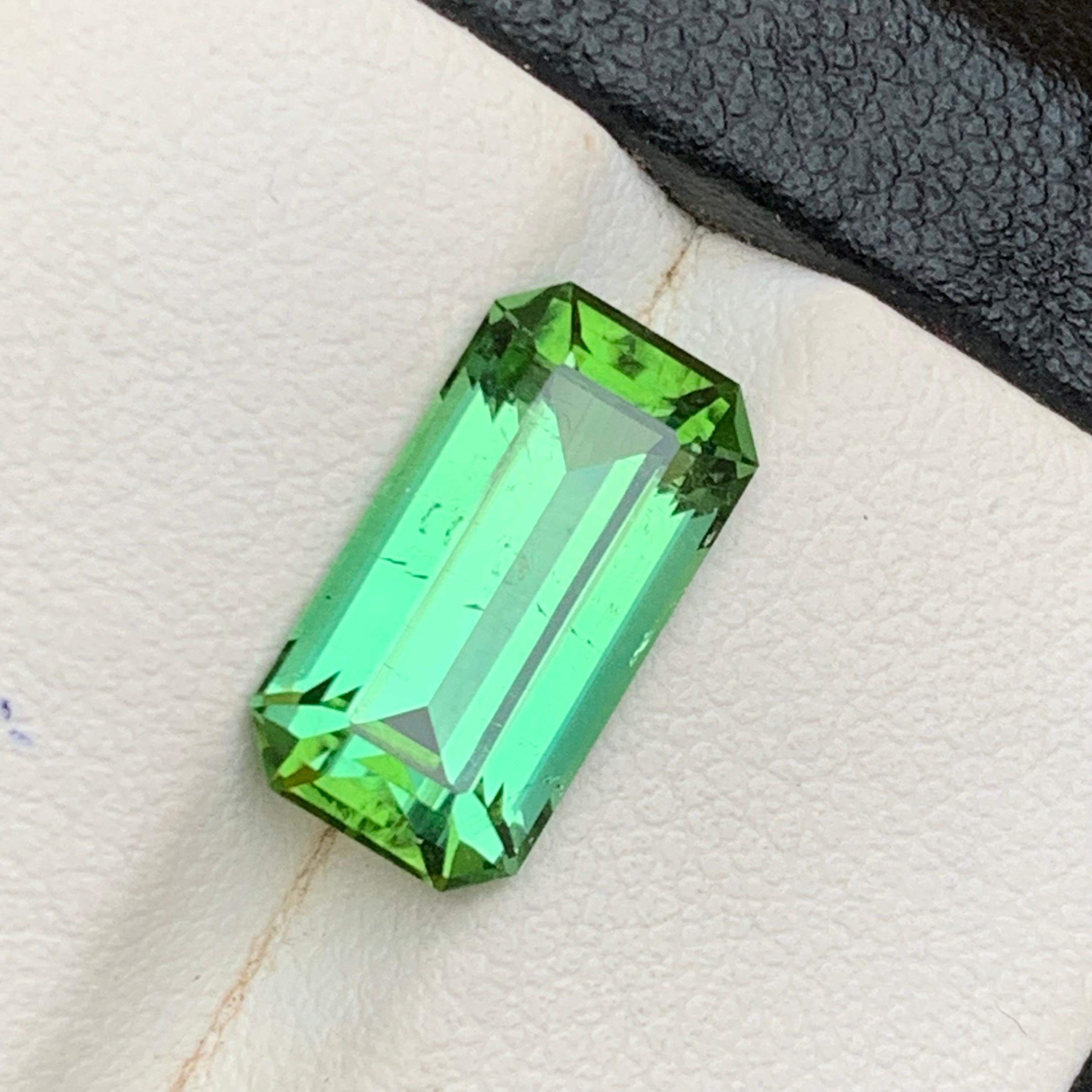 Turmalina Verde Vibrante 4,91 Quilates Talla Esmeralda Piedra Natural Suelta para Anillo en venta 2