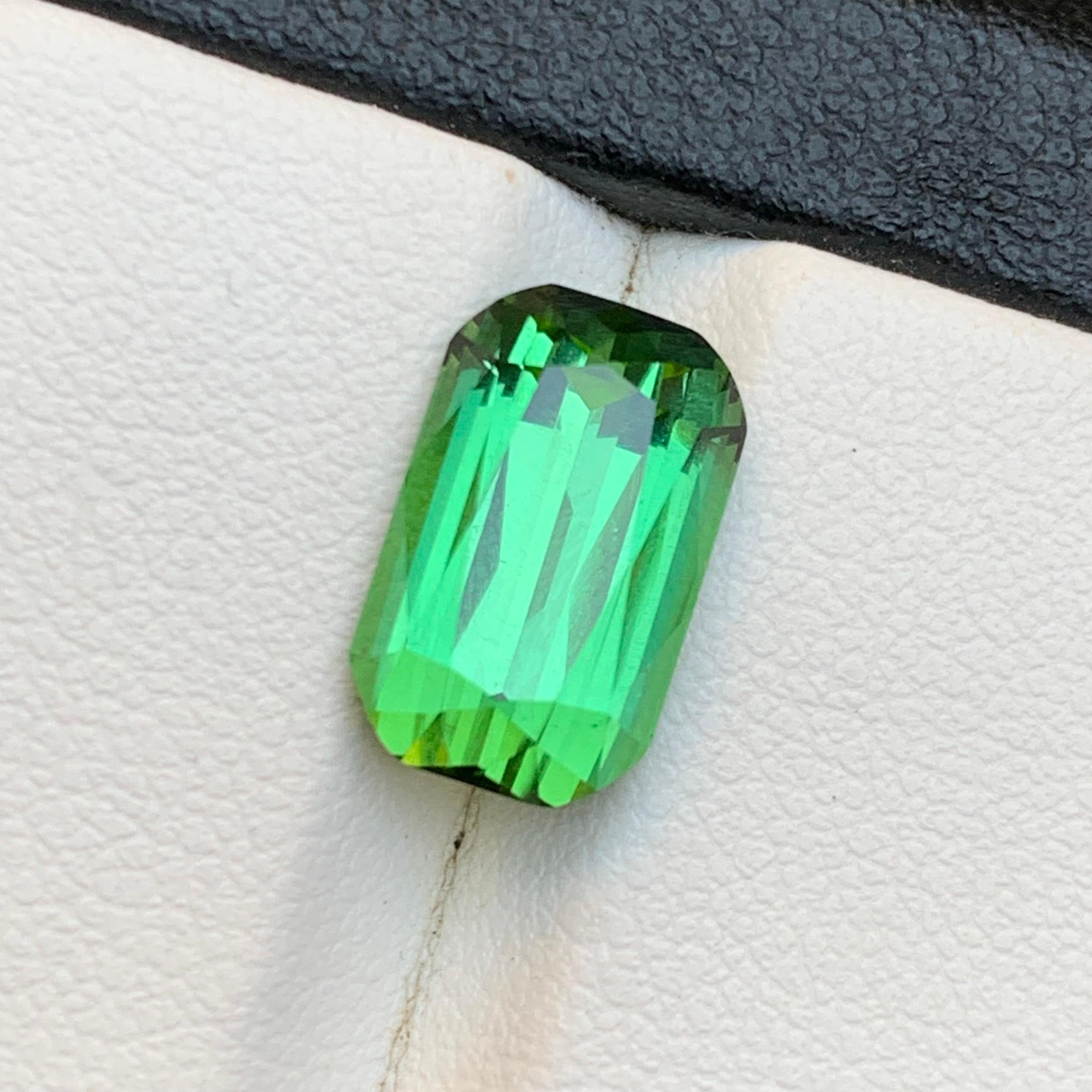 Contemporaneo Vibrante tormalina verde da 5,39 carati, gemma naturale sciolta con taglio a cuscino per anello in vendita