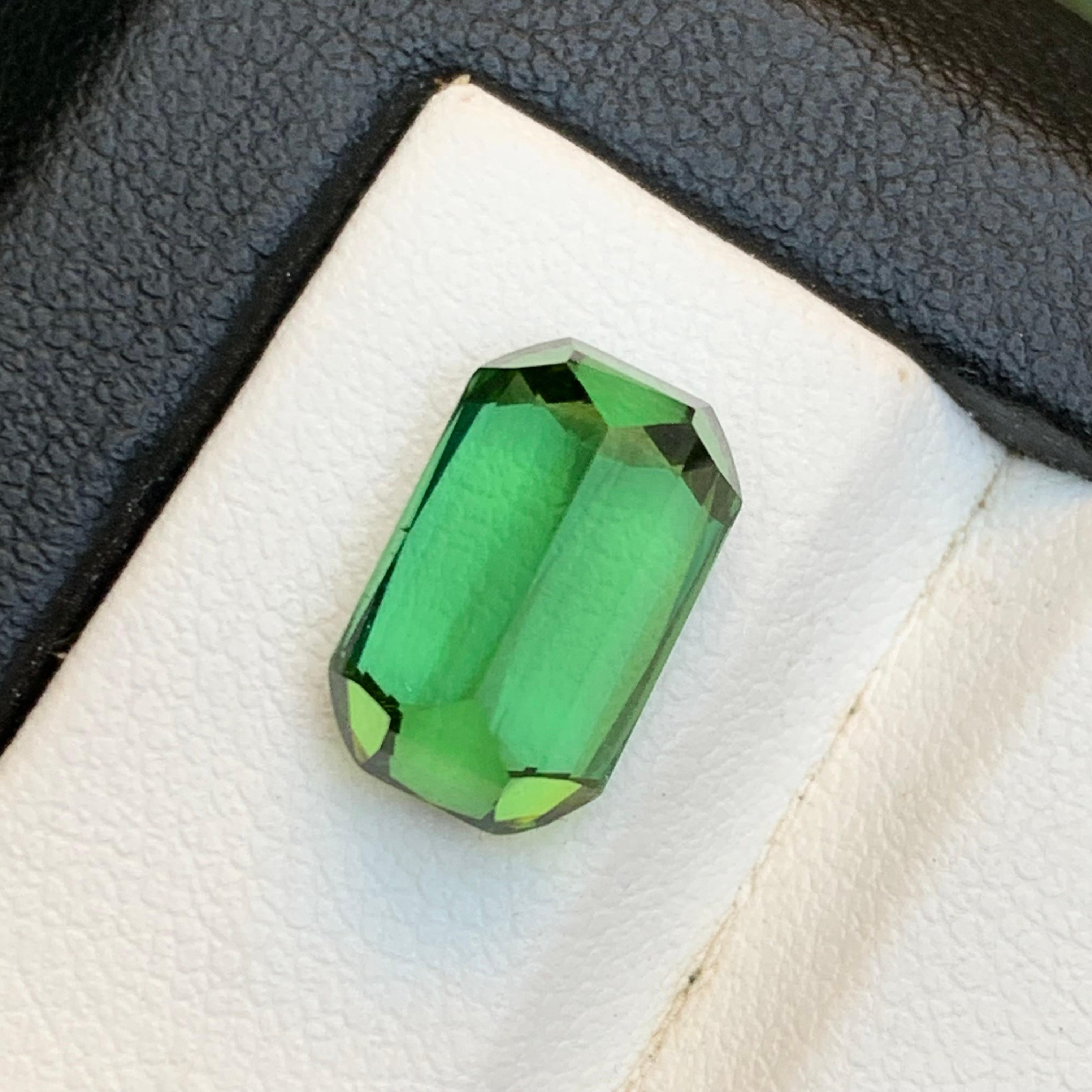 Taglio cuscino Vibrante tormalina verde da 5,39 carati, gemma naturale sciolta con taglio a cuscino per anello in vendita