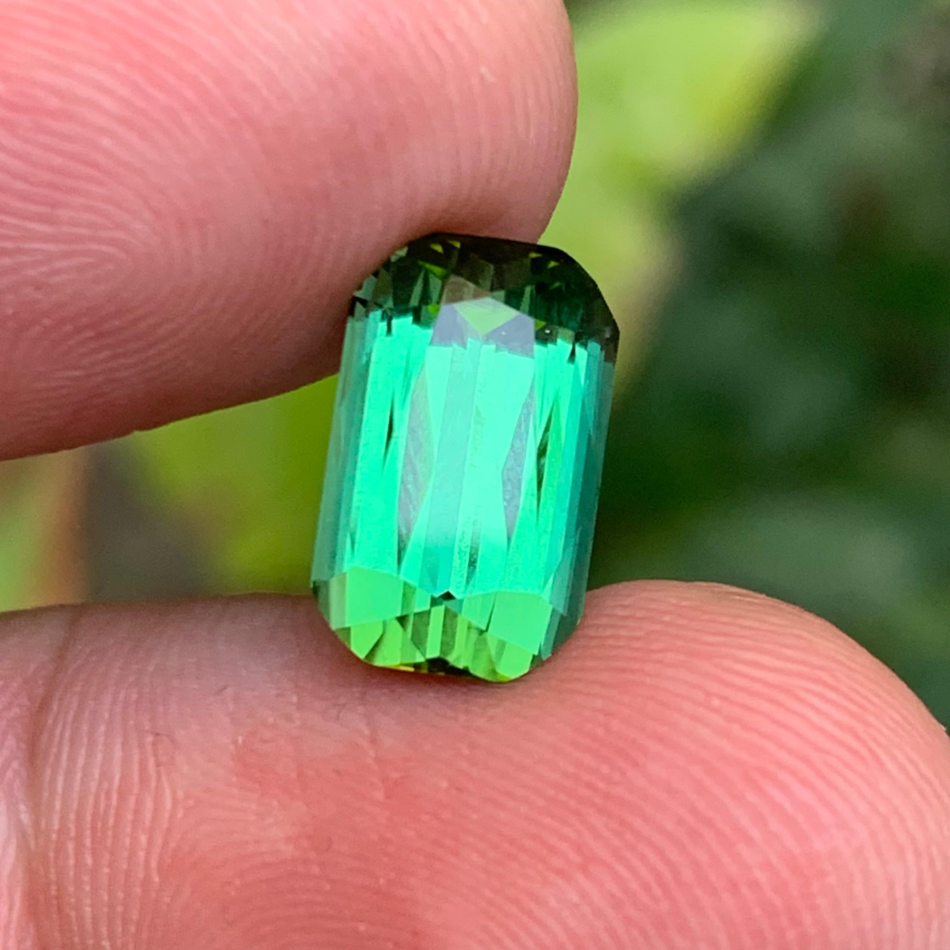 Vibrante tormalina verde da 5,39 carati, gemma naturale sciolta con taglio a cuscino per anello In condizioni Nuovo in vendita a Peshawar, PK