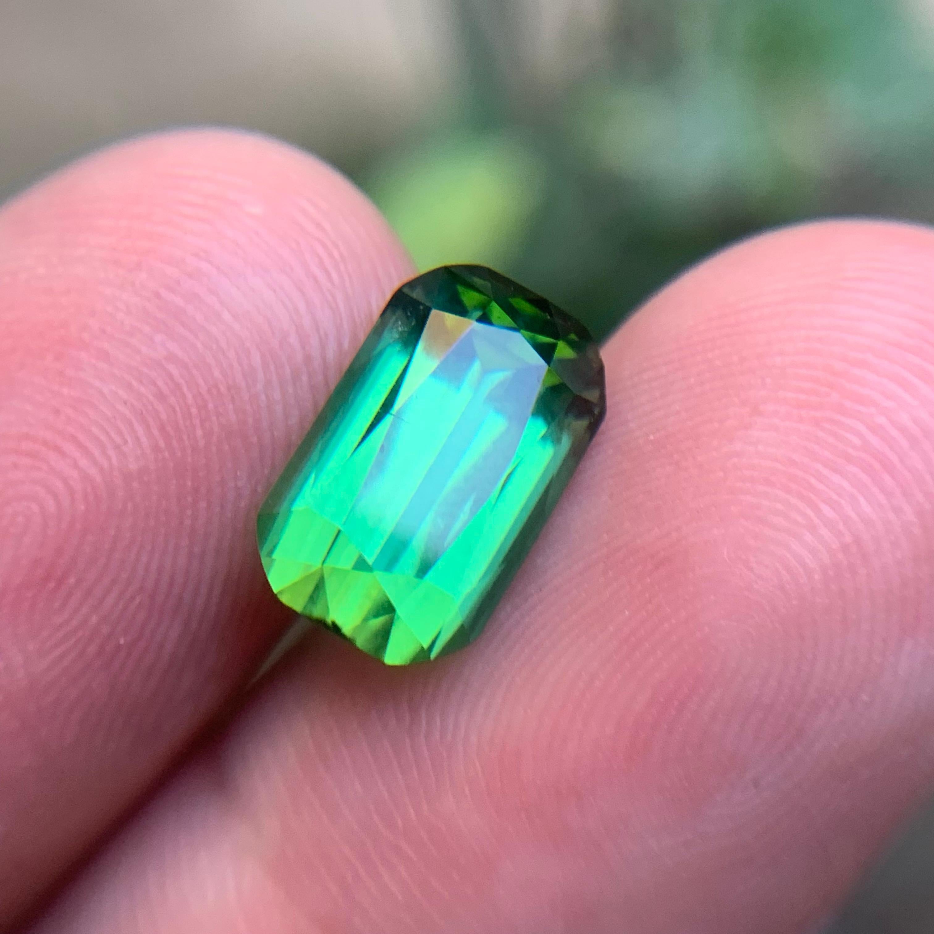 Vibrante tormalina verde da 5,39 carati, gemma naturale sciolta con taglio a cuscino per anello in vendita 1