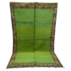 Tappeto marocchino d
epoca verde vibrante con bordo colorato