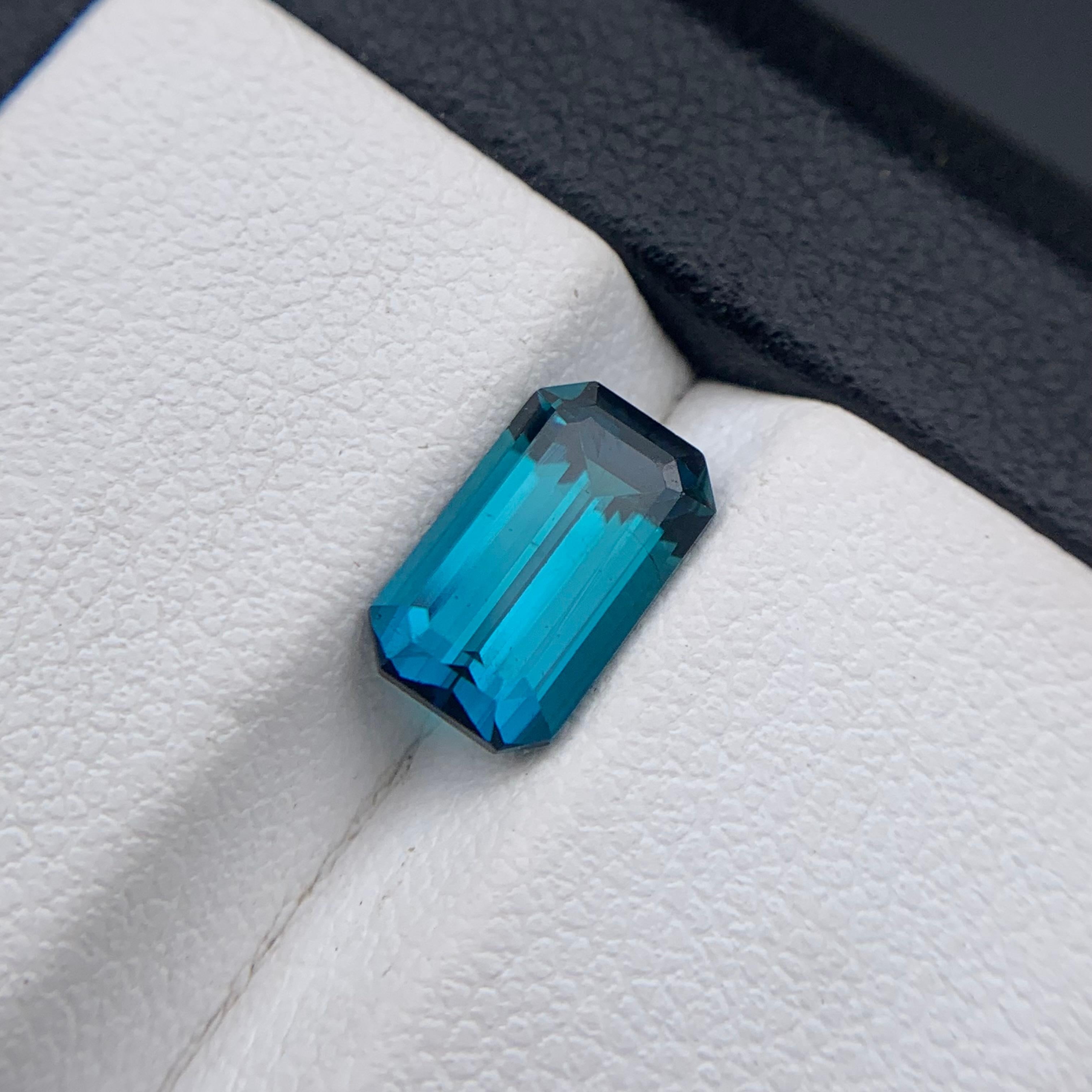 Taille émeraude Bague en tourmaline indicolite naturelle bleu intense de 1,90 carat en vente