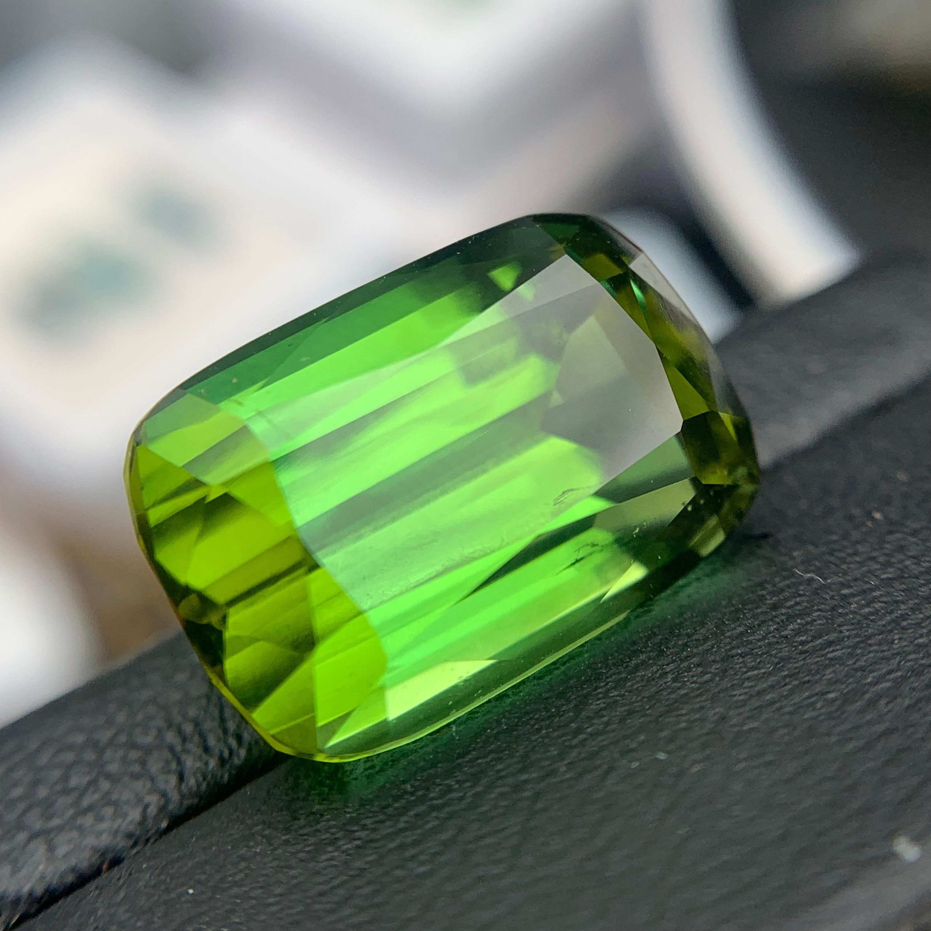 Pendentif taille coussin 16,70 carats en tourmaline naturelle verte intense et vibrante en vente 5