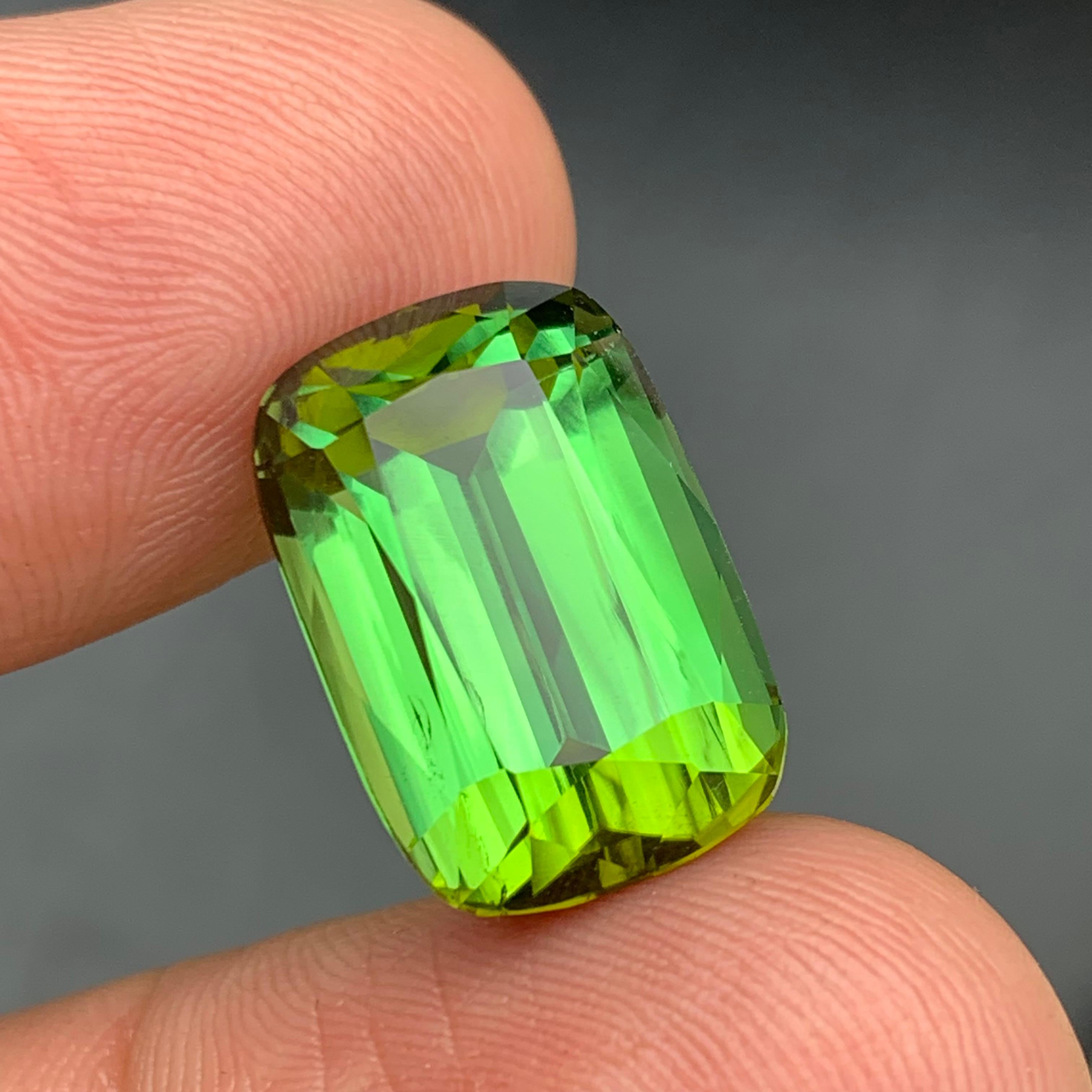 Pendentif taille coussin 16,70 carats en tourmaline naturelle verte intense et vibrante en vente 3