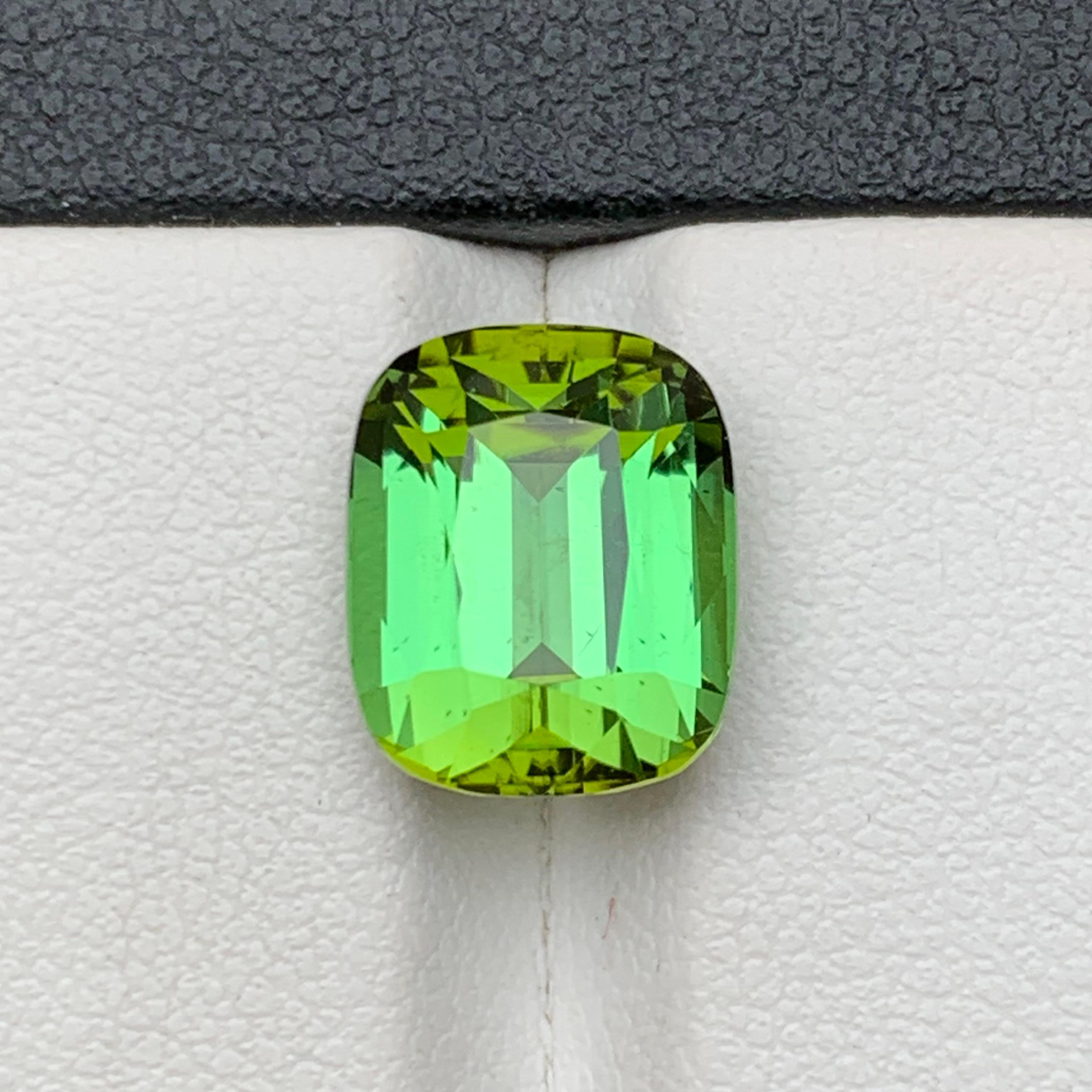 Pendentif taille coussin 6.70 carats en tourmaline naturelle verte intense et vibrante en vente 4