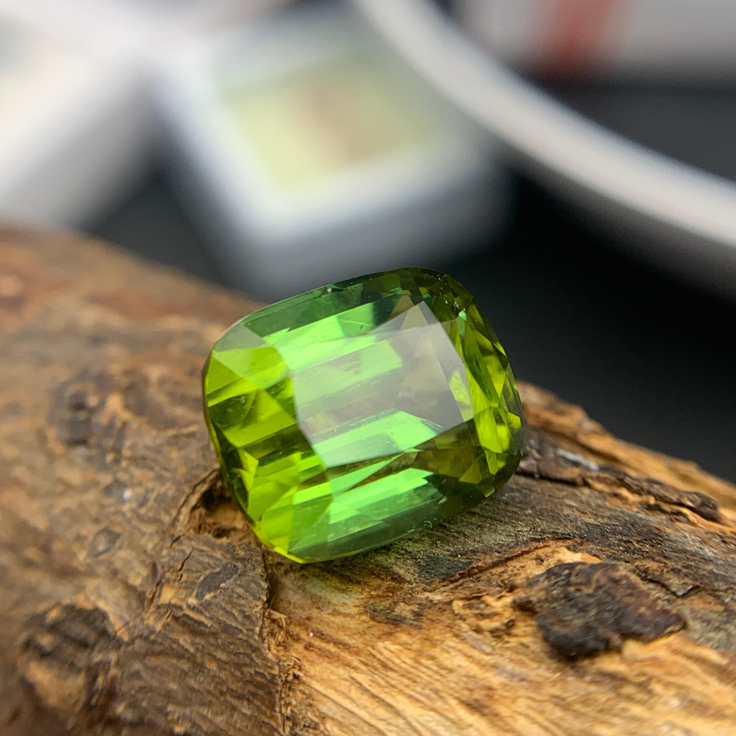 Pendentif taille coussin 6.70 carats en tourmaline naturelle verte intense et vibrante en vente 5
