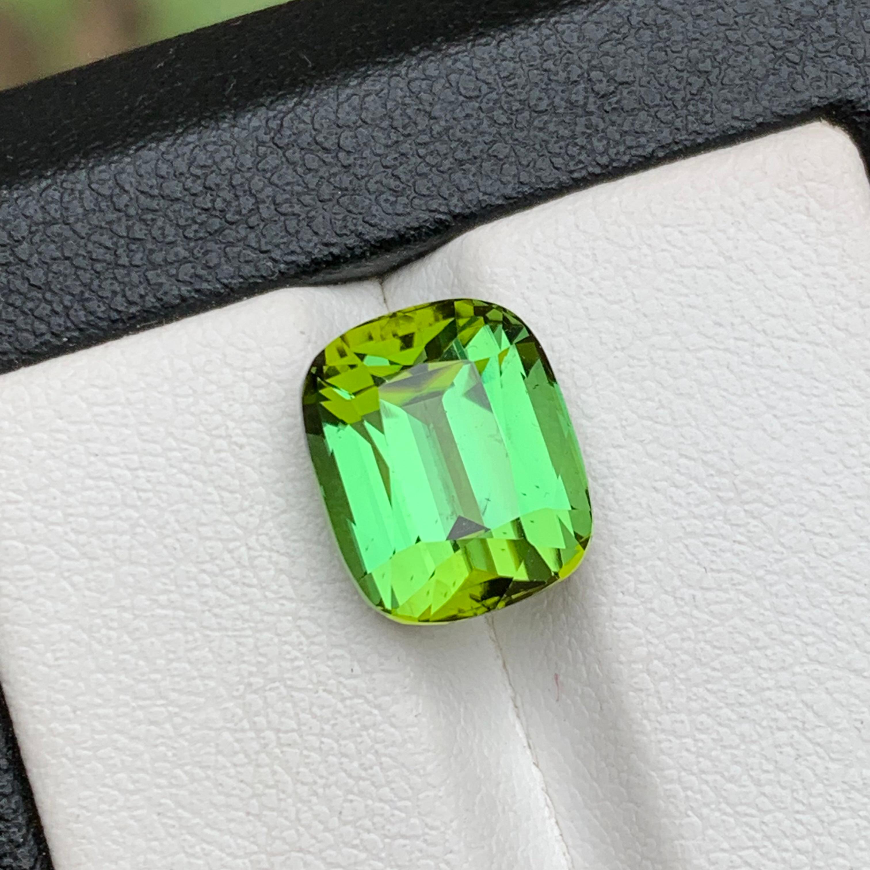 Pendentif taille coussin 6.70 carats en tourmaline naturelle verte intense et vibrante en vente 6