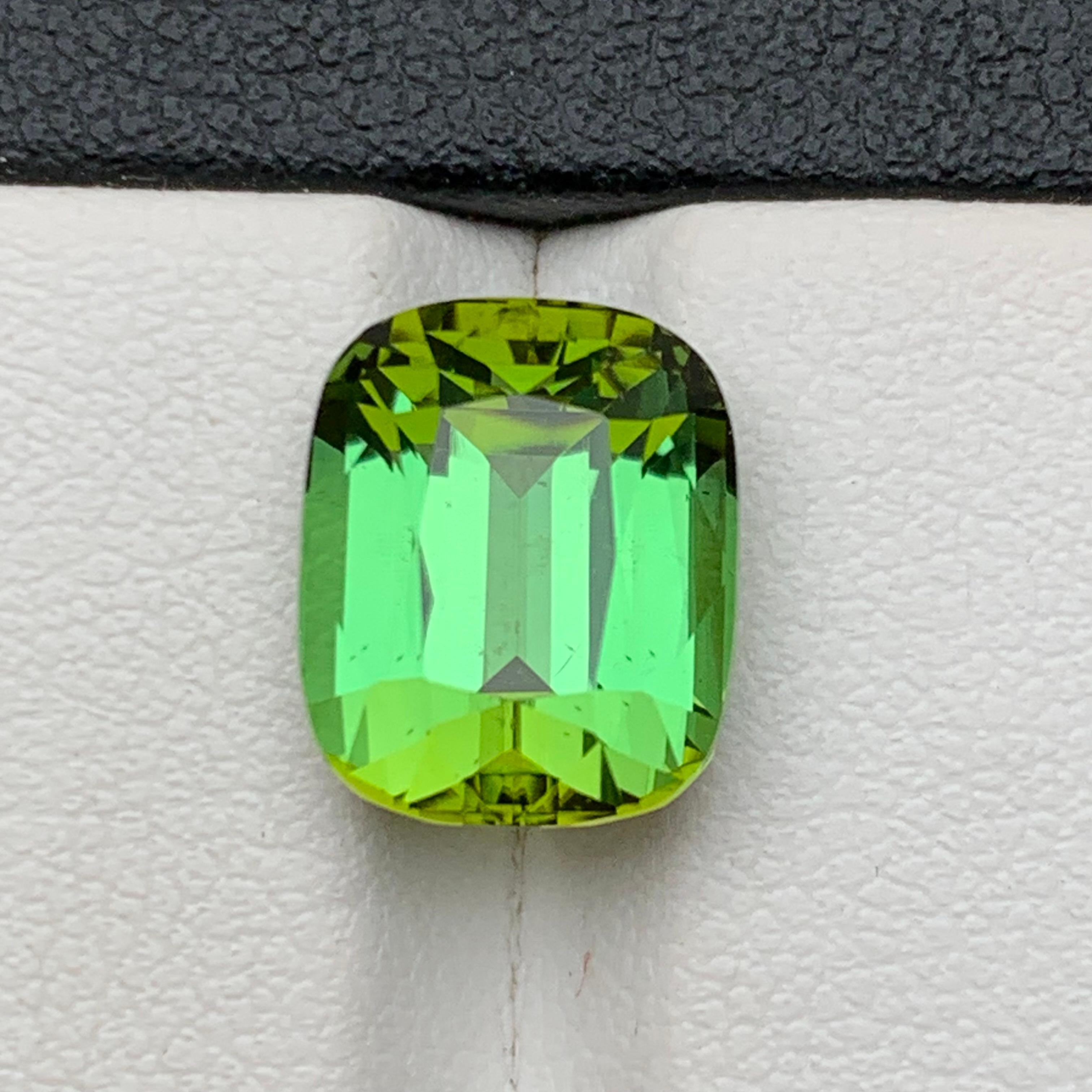 Pendentif taille coussin 6.70 carats en tourmaline naturelle verte intense et vibrante en vente 7