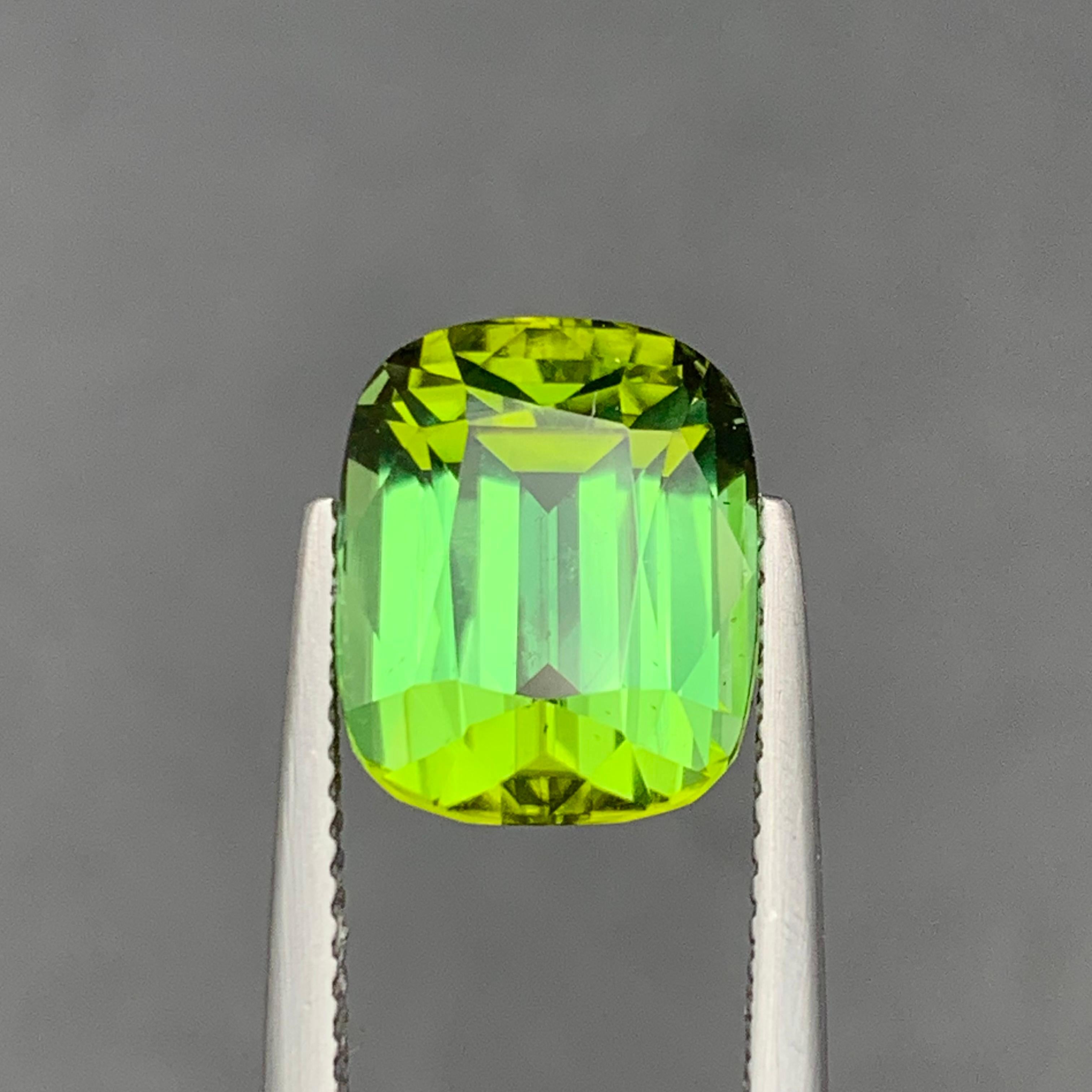 Contemporain Pendentif taille coussin 6.70 carats en tourmaline naturelle verte intense et vibrante en vente