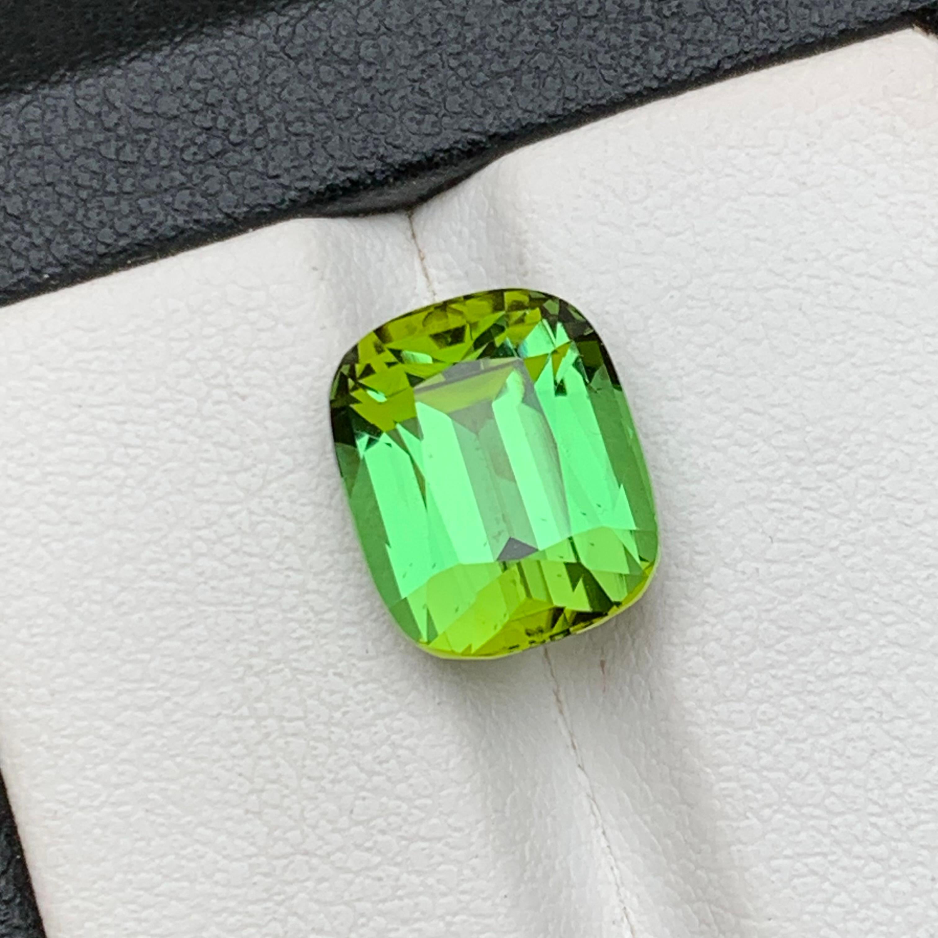 Taille coussin Pendentif taille coussin 6.70 carats en tourmaline naturelle verte intense et vibrante en vente