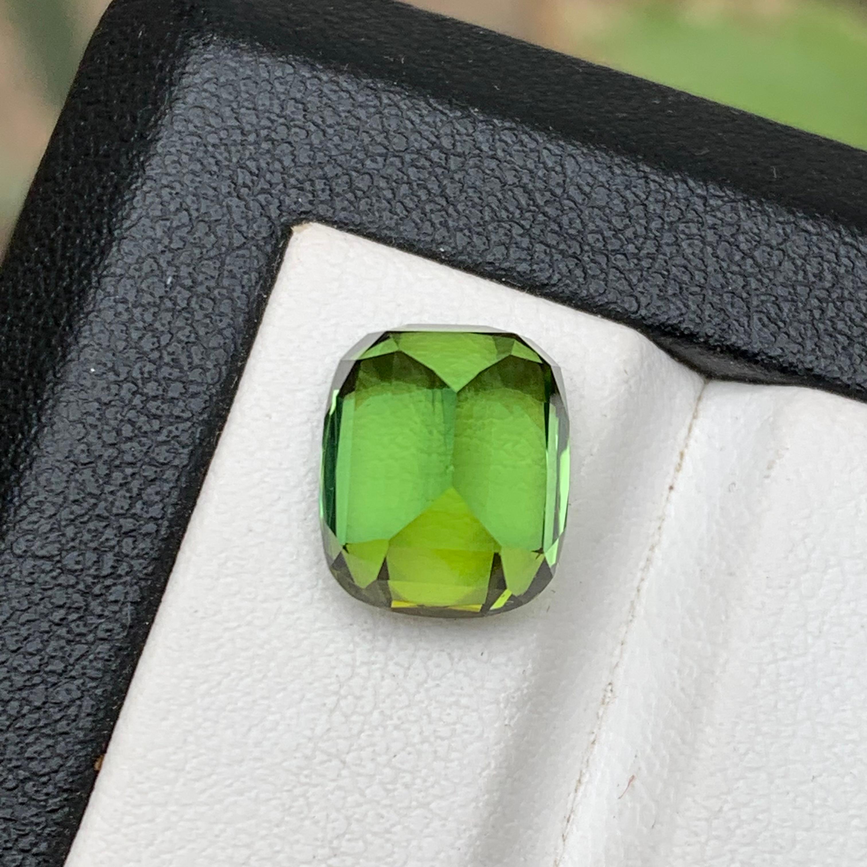 Pendentif taille coussin 6.70 carats en tourmaline naturelle verte intense et vibrante Neuf - En vente à Peshawar, PK
