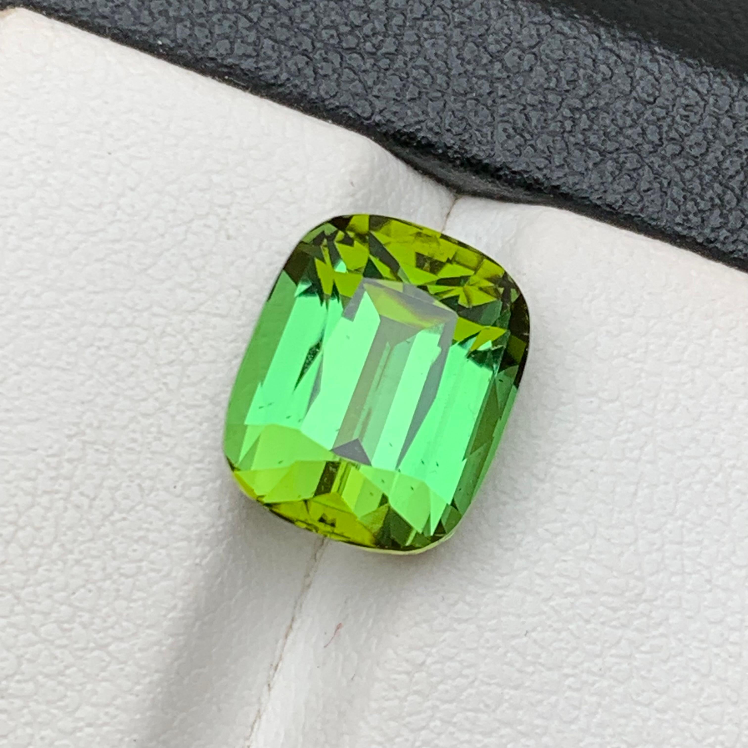 Pendentif taille coussin 6.70 carats en tourmaline naturelle verte intense et vibrante en vente 1