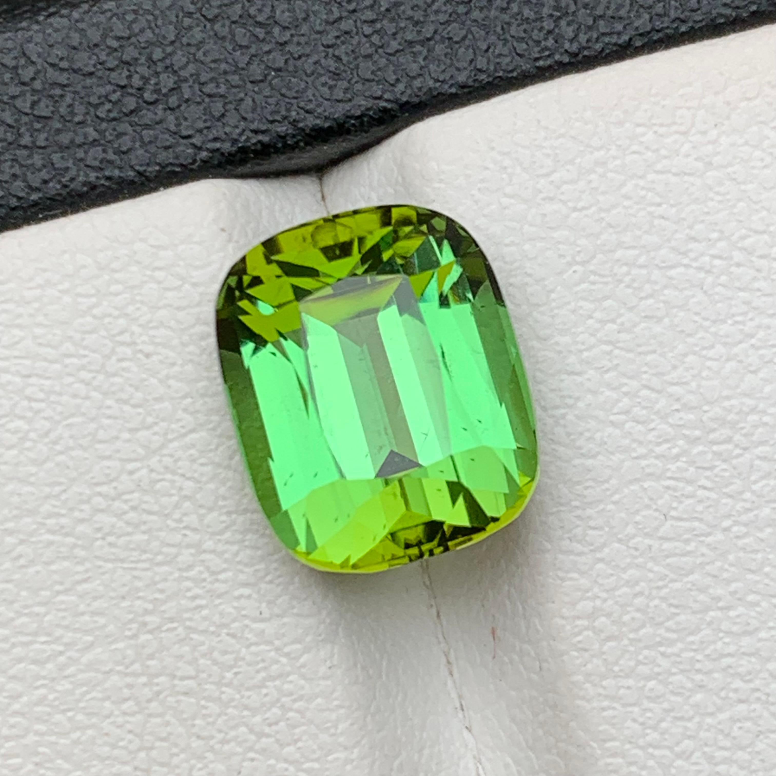 Pendentif taille coussin 6.70 carats en tourmaline naturelle verte intense et vibrante en vente 2