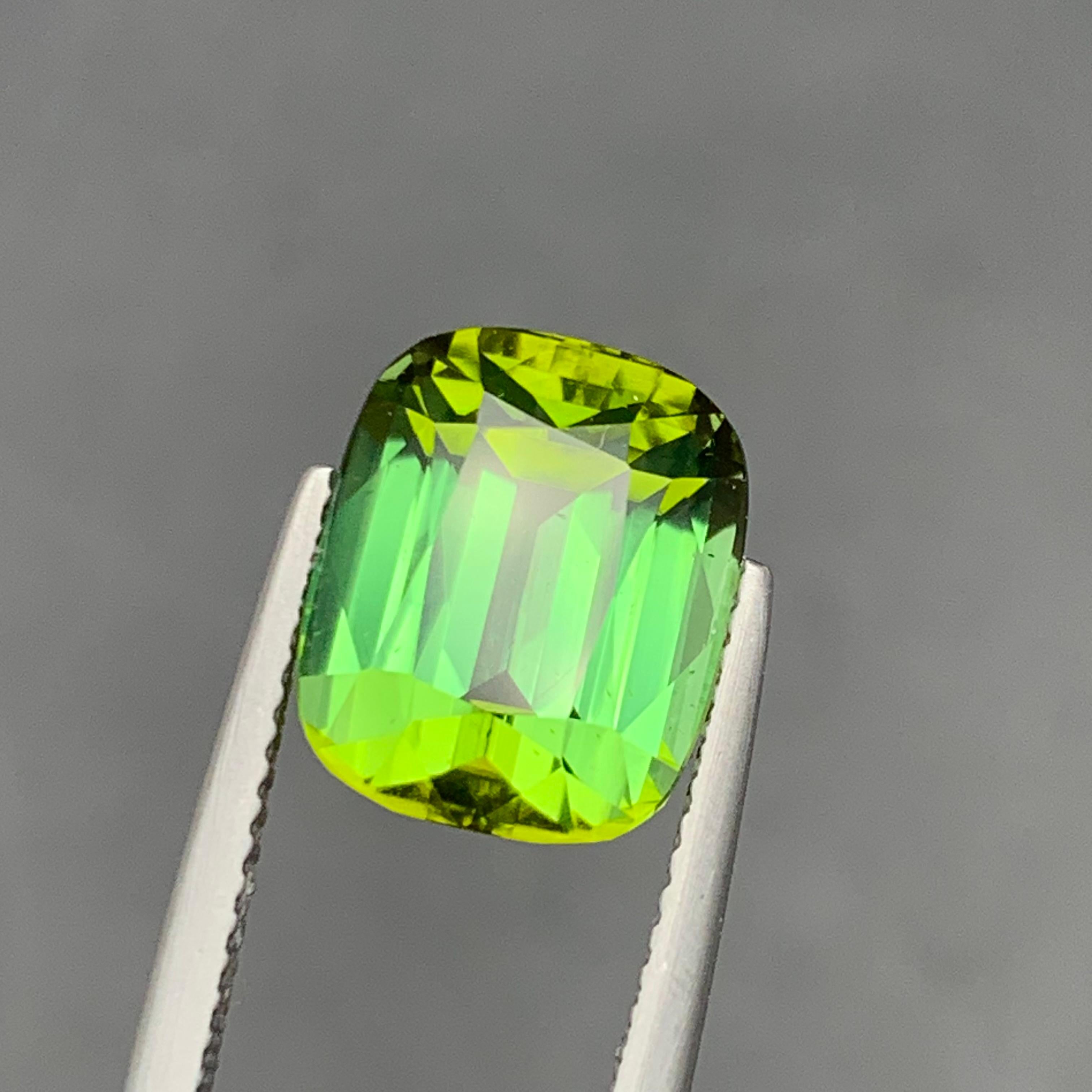 Pendentif taille coussin 6.70 carats en tourmaline naturelle verte intense et vibrante en vente 3