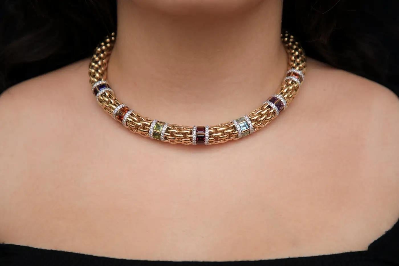 Diese außergewöhnliche Halskette aus massivem 18-karätigem Gelbgold zelebriert Farbe, Handwerkskunst und puren Luxus und ist ein unverwechselbares Stück italienischer Eleganz und Kunstfertigkeit.
Mit einem Gewicht von 168,5 Gramm ist das Halsband