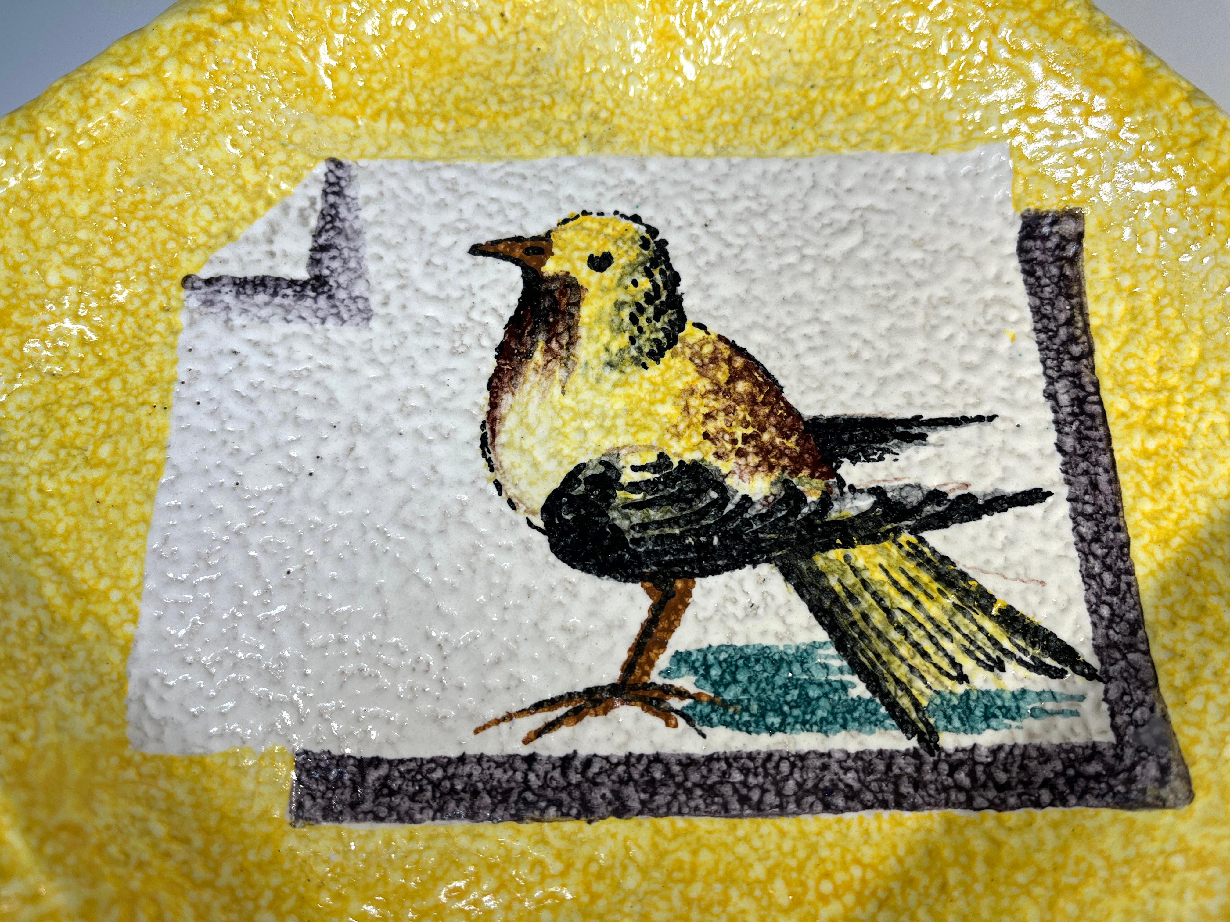 Peint à la main Cendrier en céramique italienne Songbird peint à la main, texturé couleur citron vif  en vente