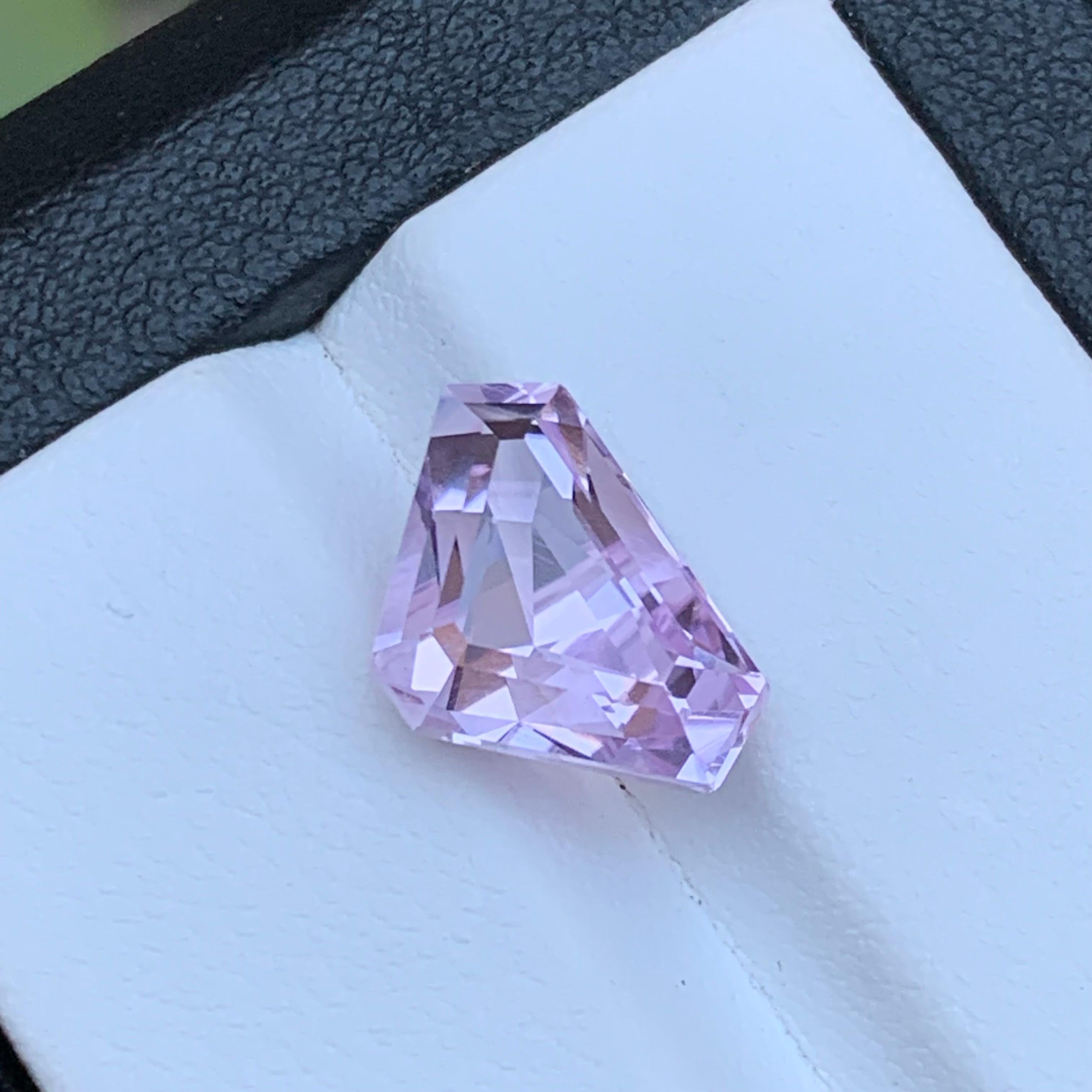 Contemporary Vibrant Lilac Pink Natural Kunzite Ring Loose Gemstone 5.80 Ct Triangle Cut For Sale