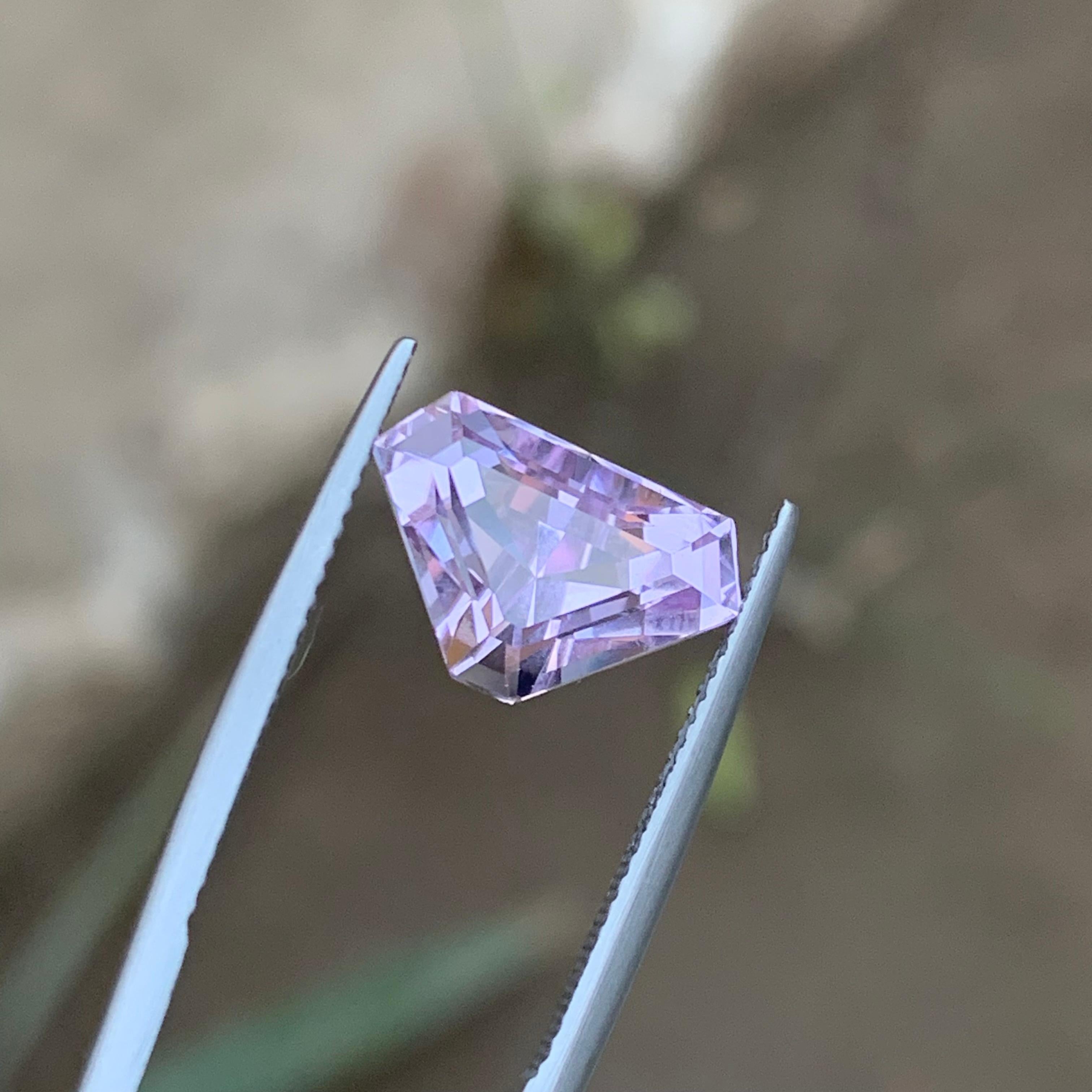 Trillion Cut Vibrant Lilac Pink Natural Kunzite Ring Loose Gemstone 5.80 Ct Triangle Cut For Sale