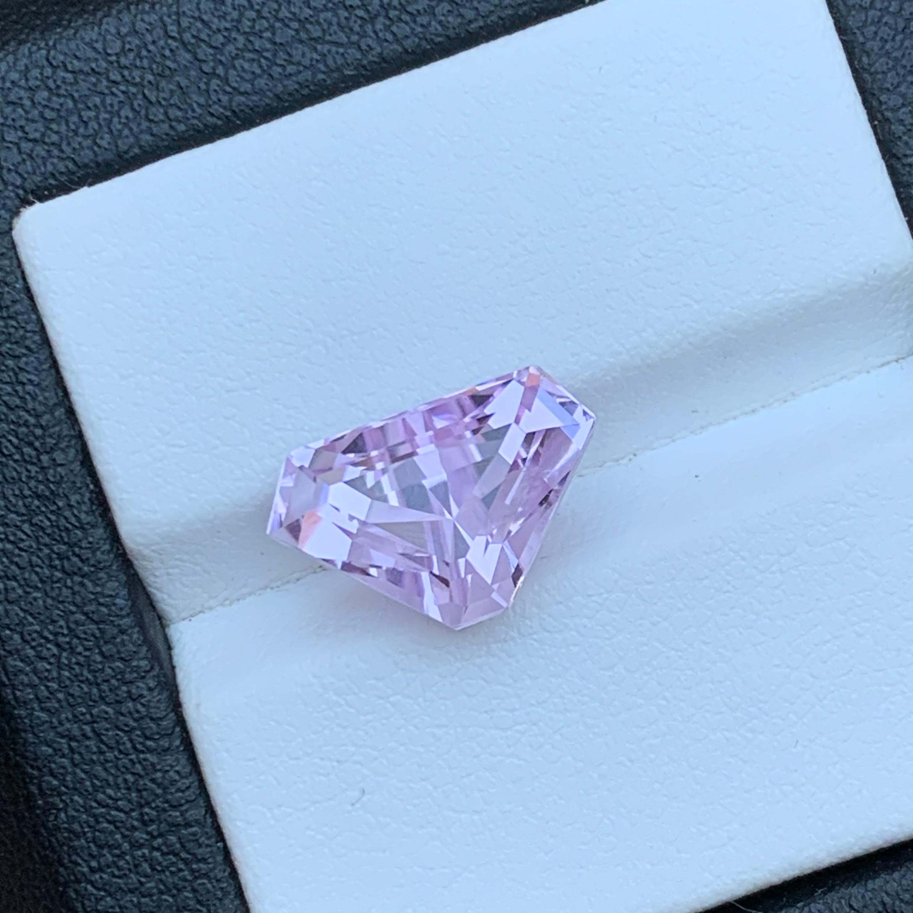 Vibrant Lilac Pink Natural Kunzite Ring Loose Gemstone 5.80 Ct Triangle Cut In New Condition For Sale In Peshawar, PK