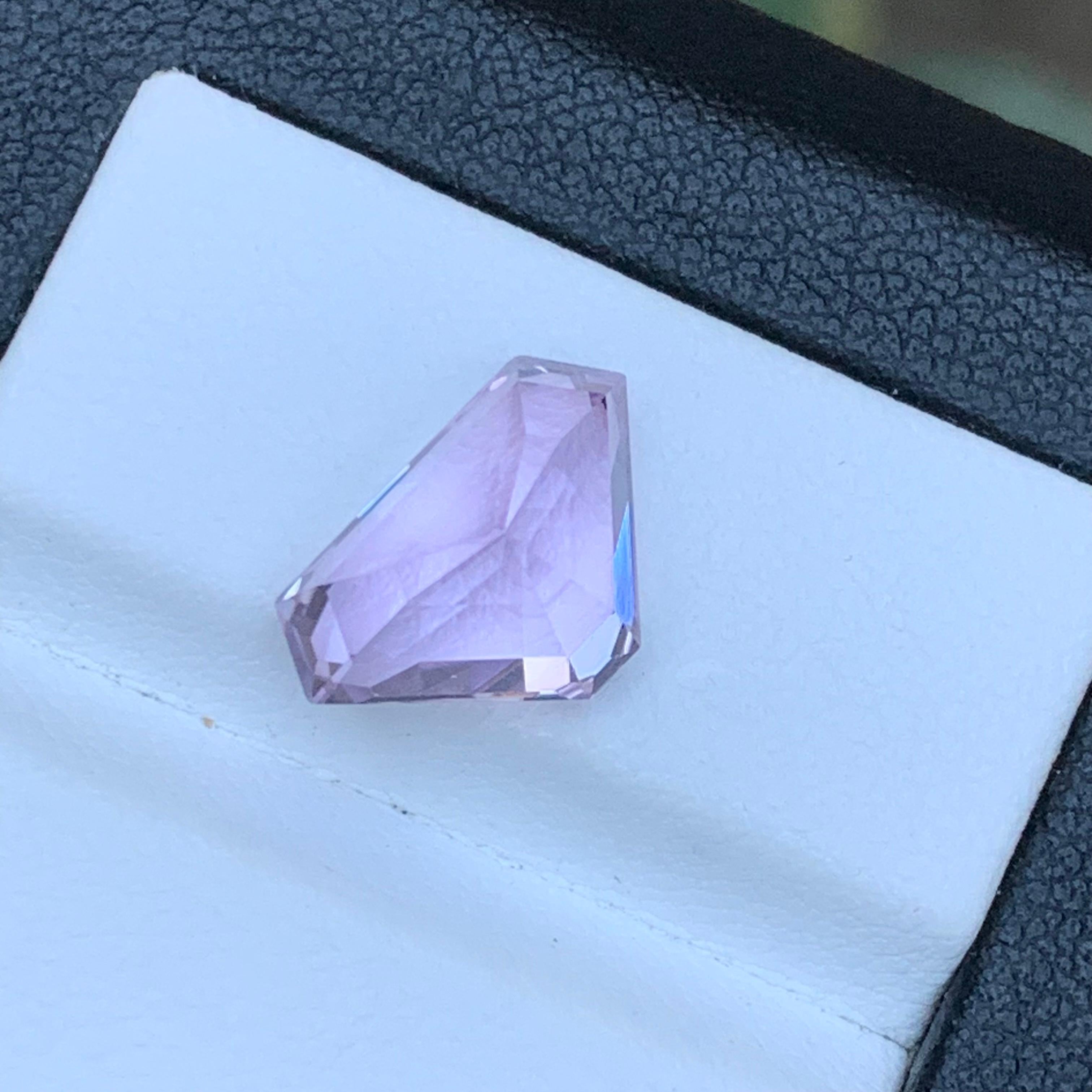 Women's or Men's Vibrant Lilac Pink Natural Kunzite Ring Loose Gemstone 5.80 Ct Triangle Cut For Sale