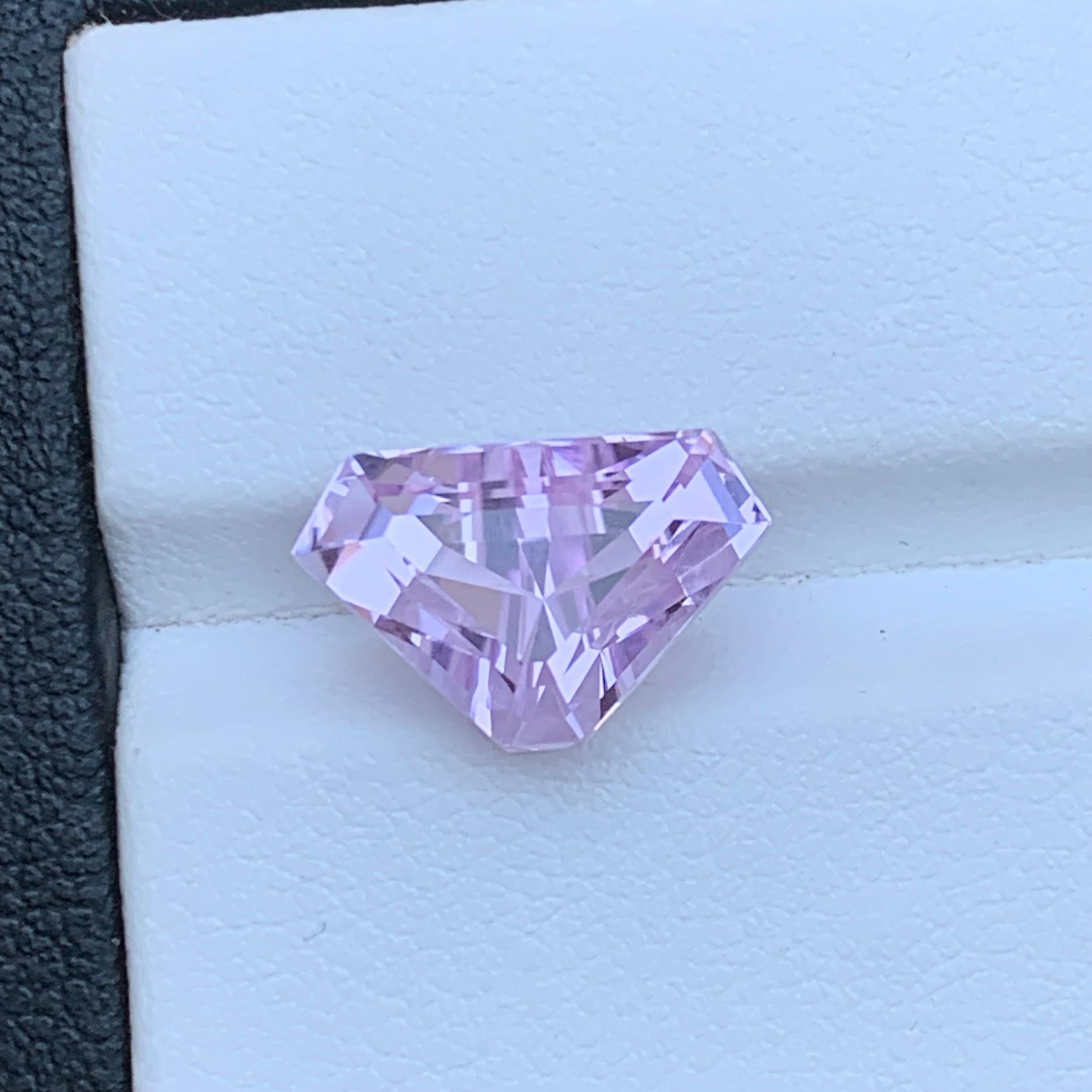 Vibrant Lilac Pink Natural Kunzite Ring Loose Gemstone 5.80 Ct Triangle Cut For Sale 1