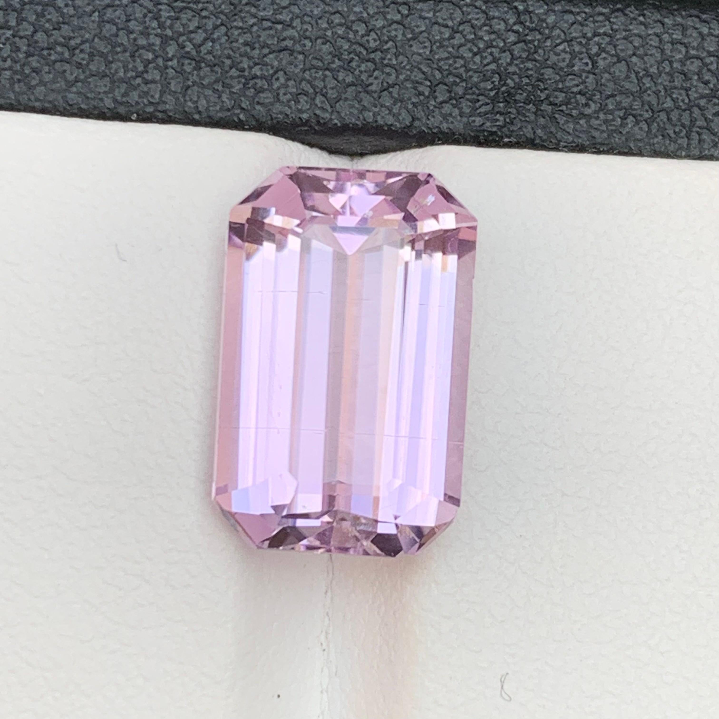 Contemporaneo Vibrante anello di Kunzite naturale rosa lilla allentato 9,40 carati taglio smeraldo Jewell in vendita