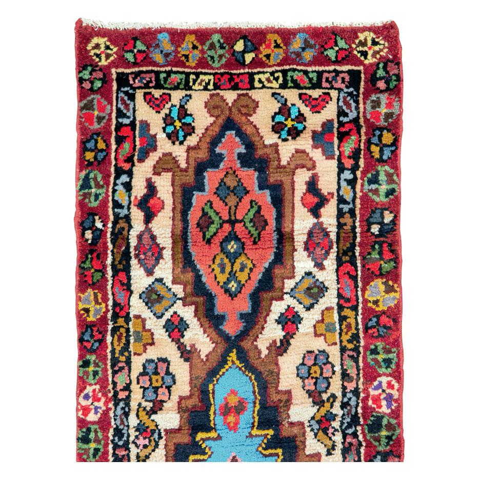 Handgefertigter persischer Hamadan-Teppich aus der Mitte des 20. Jahrhunderts, lebhaftes Leben (Rustikal) im Angebot