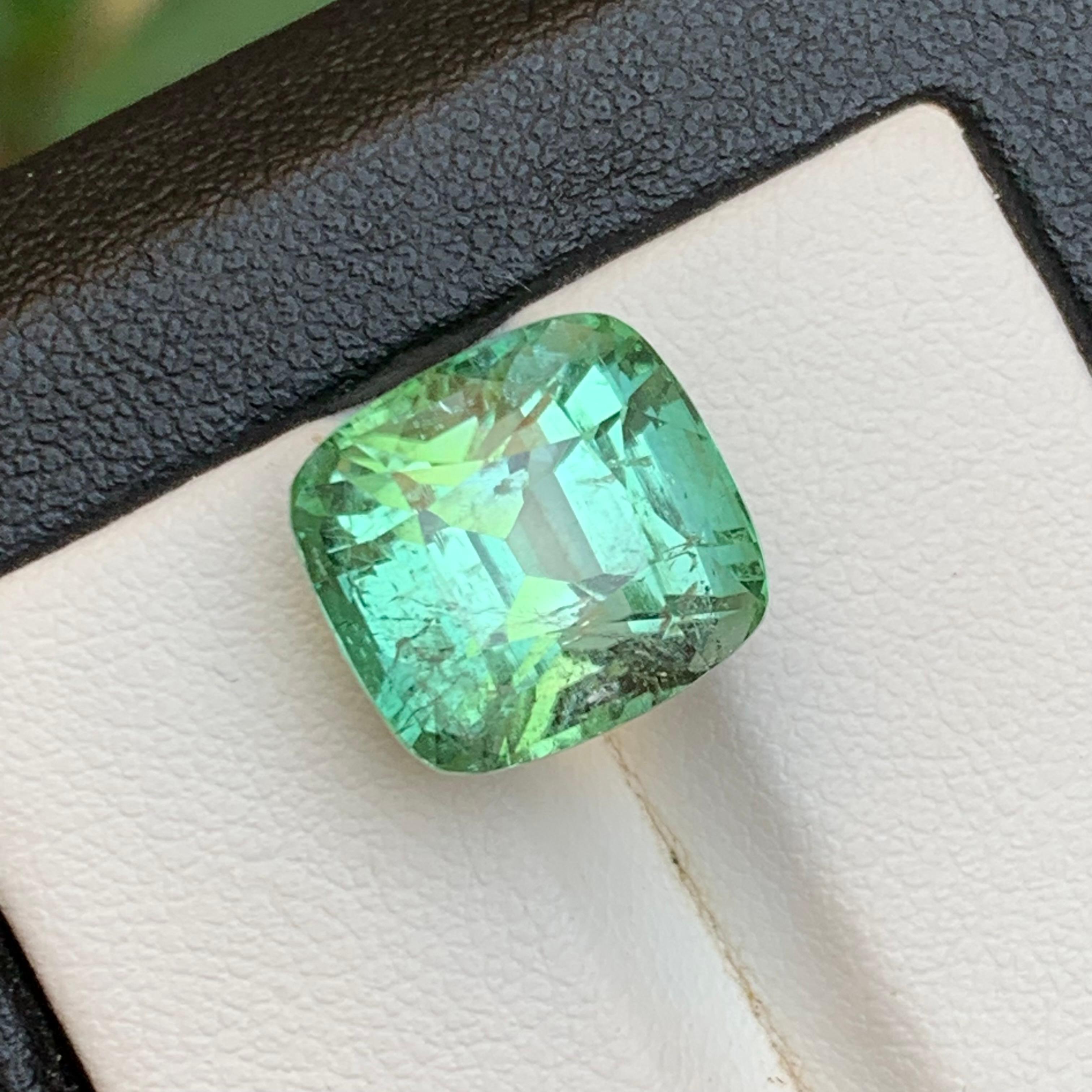 Contemporain Vibrant Minty Green Tourmaline 10.86 Ct Natural Loose Gemstone Cushion Cut-Ring en vente