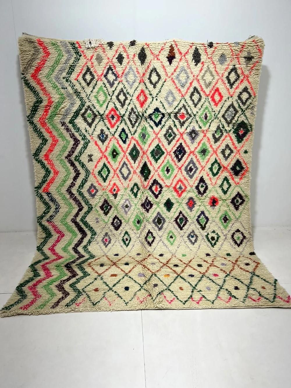 Esta vibrante y divertida alfombra marroquí tejida a mano fue fabricada por hábiles artesanos de las montañas del Atlas con lana M'Rirt de la mejor calidad. Presenta un diseño gráfico abstracto multicolor en tonos pastel y neón sobre un fondo de